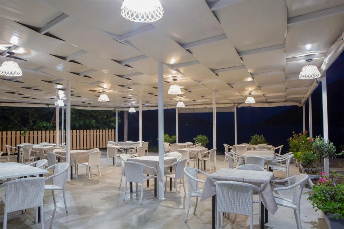 Restaurant/places to eat in Menes Hotel