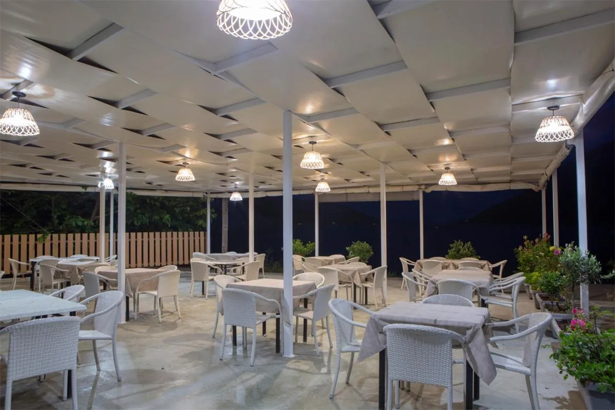 Restaurant/places to eat in Menes Hotel