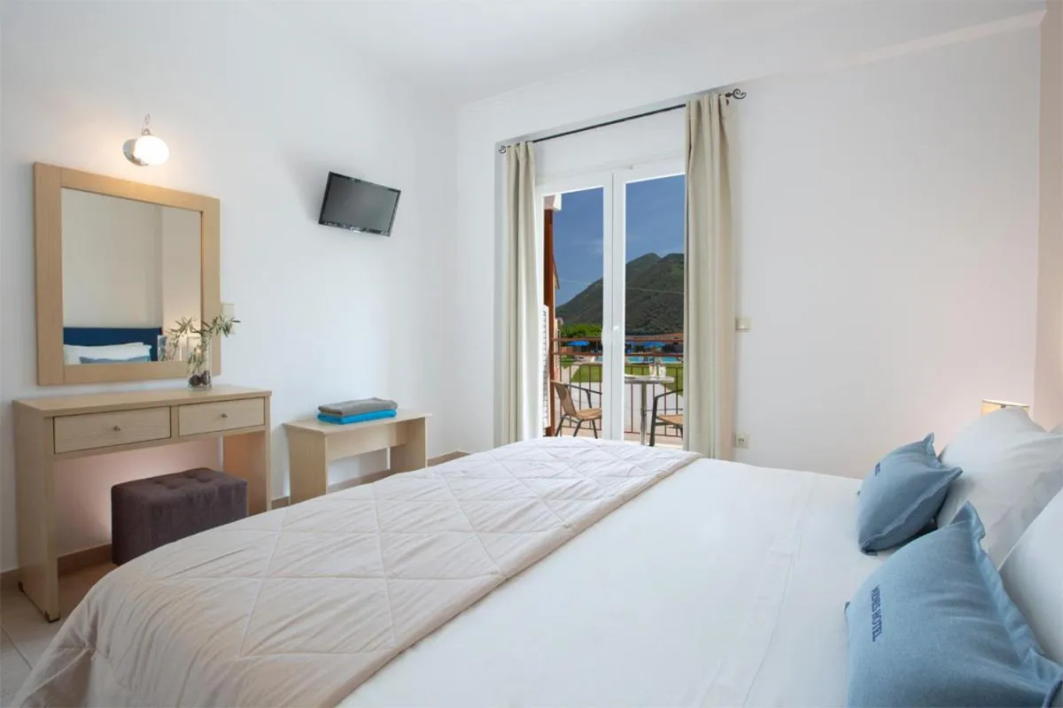 TV and multimedia, Bed in Menes Hotel