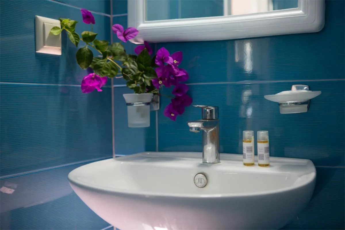 Bathroom in Menes Hotel