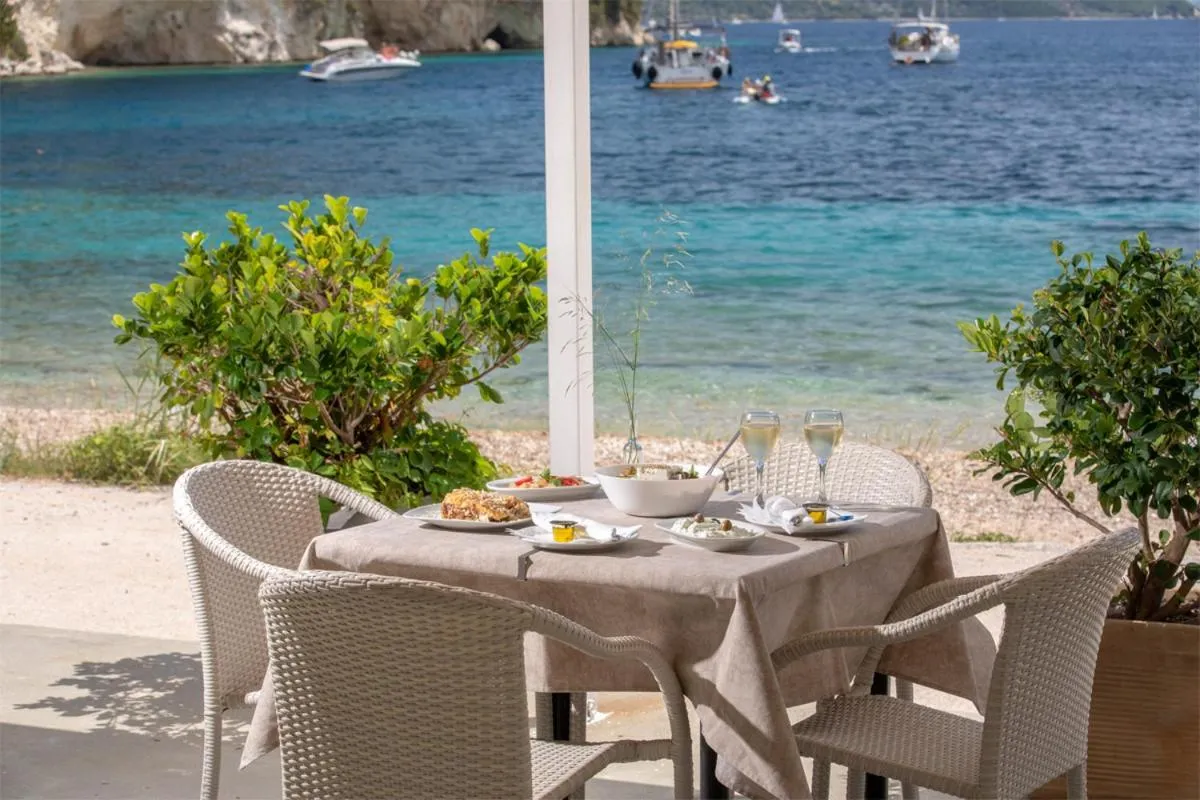 Restaurant/places to eat in Menes Hotel