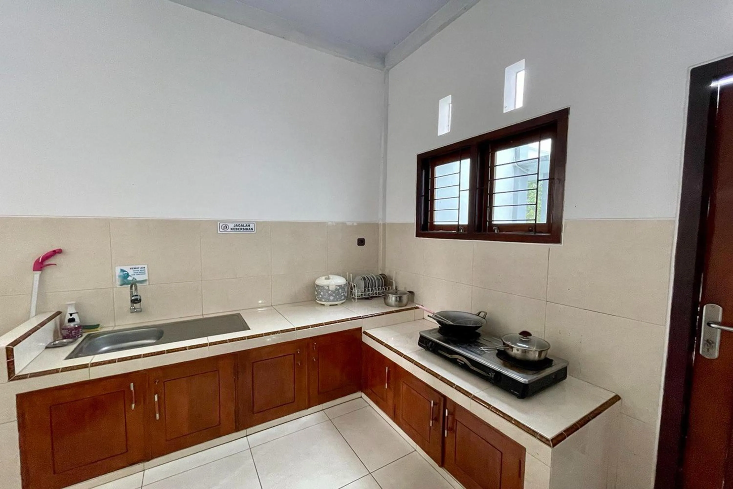 Kitchen or kitchenette in Rizky Bromo Homestay