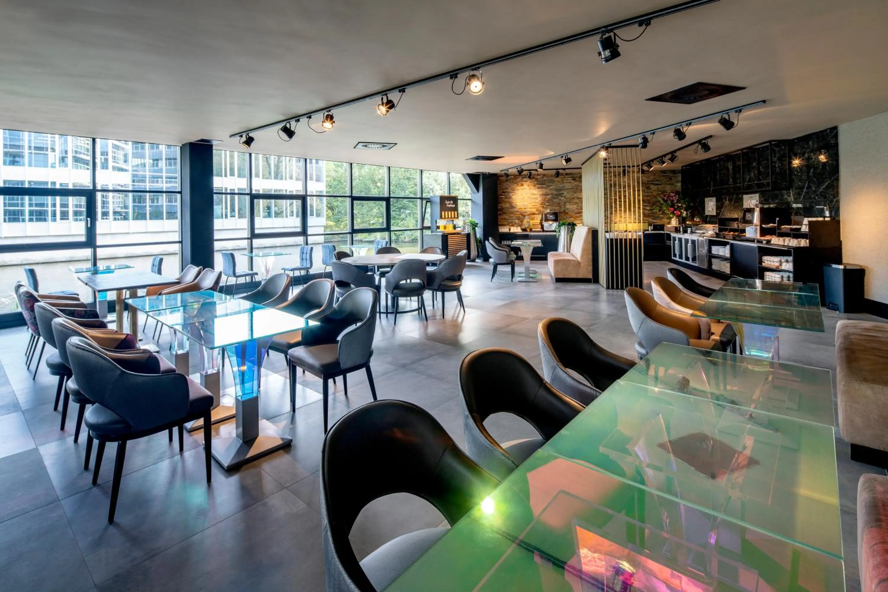 Restaurant/places to eat in Diamond Capsule Hotel Amsterdam South