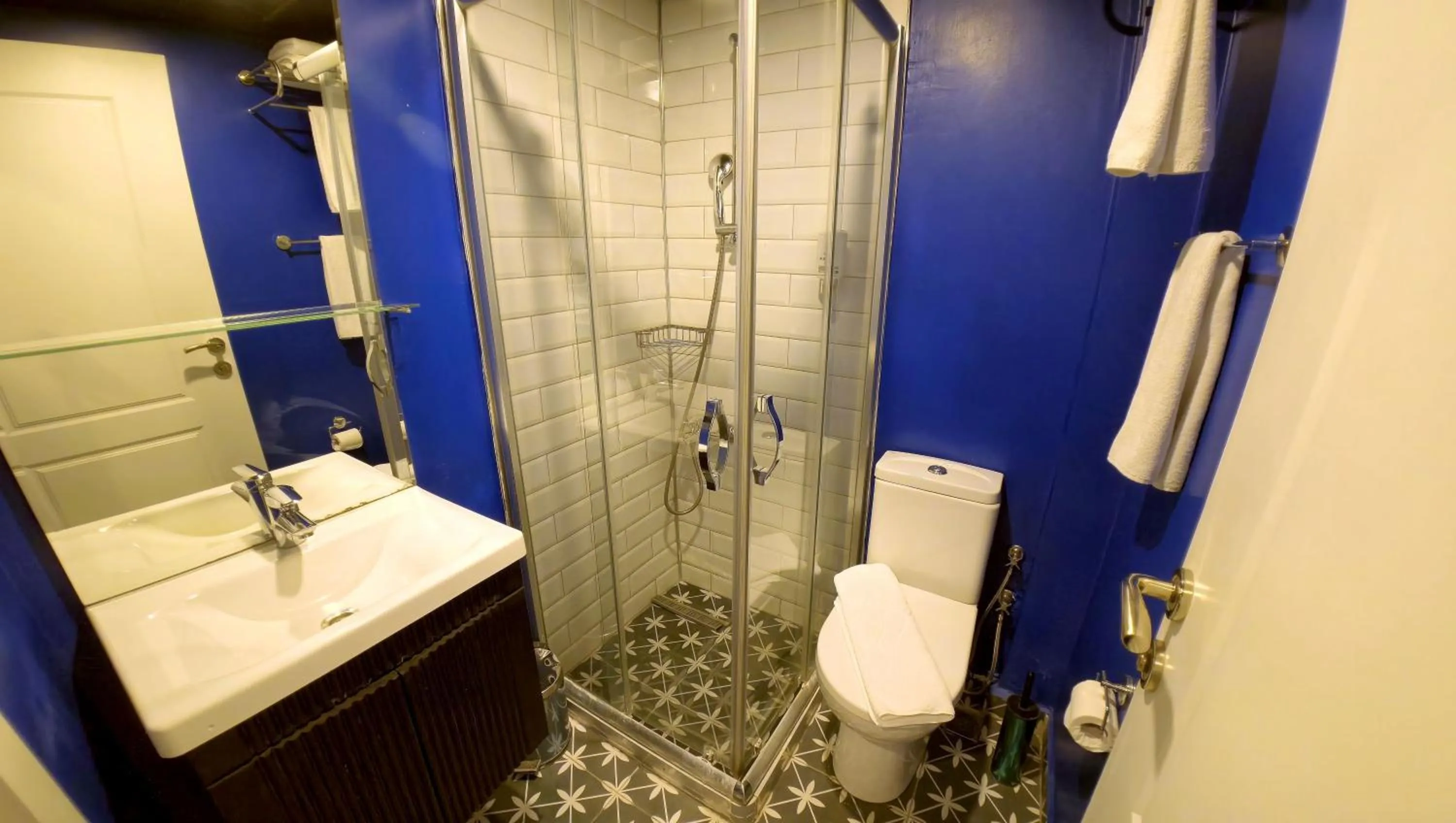 Shower in THINK HOTEL