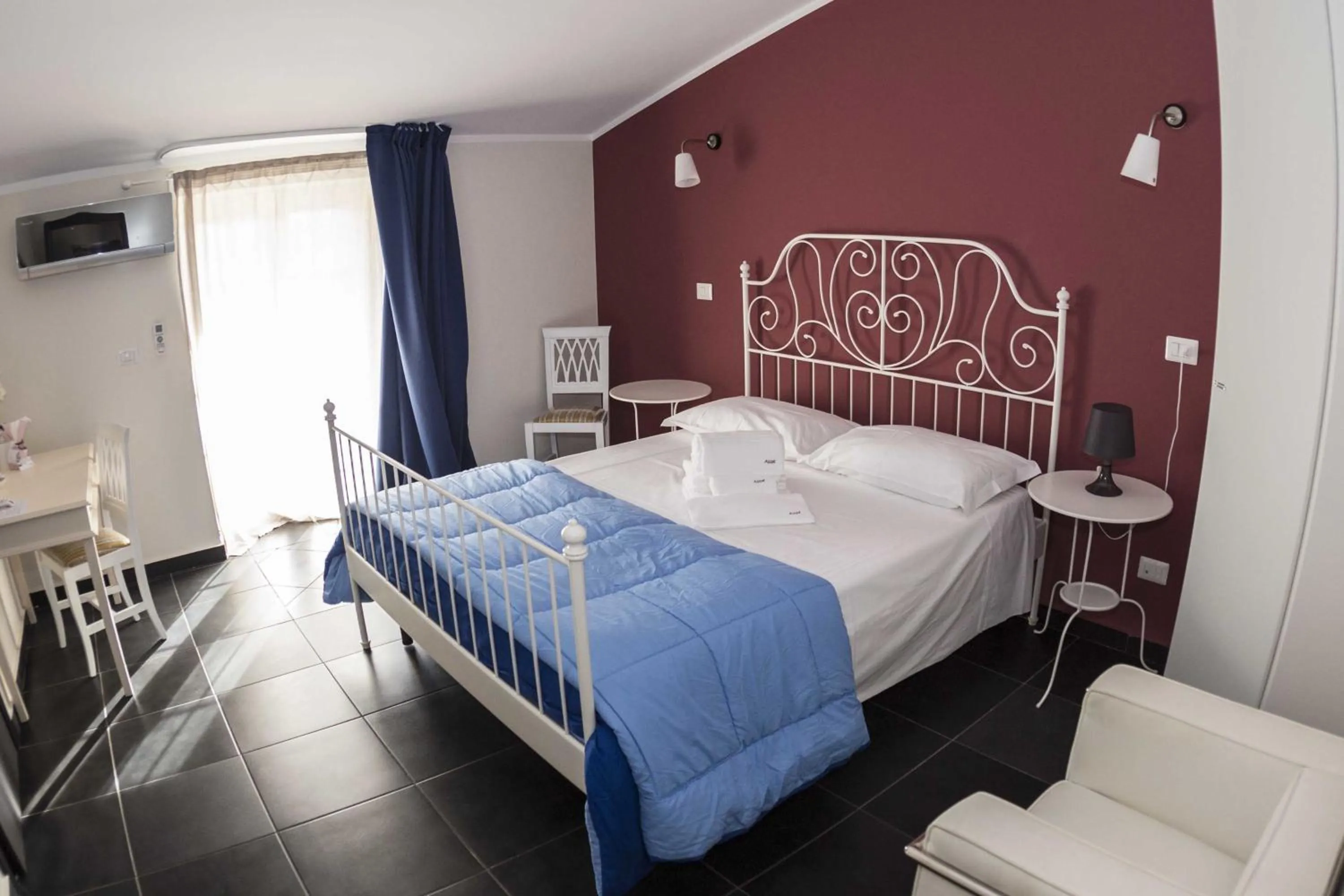 Photo of the whole room, Bed in Hotel Ascot