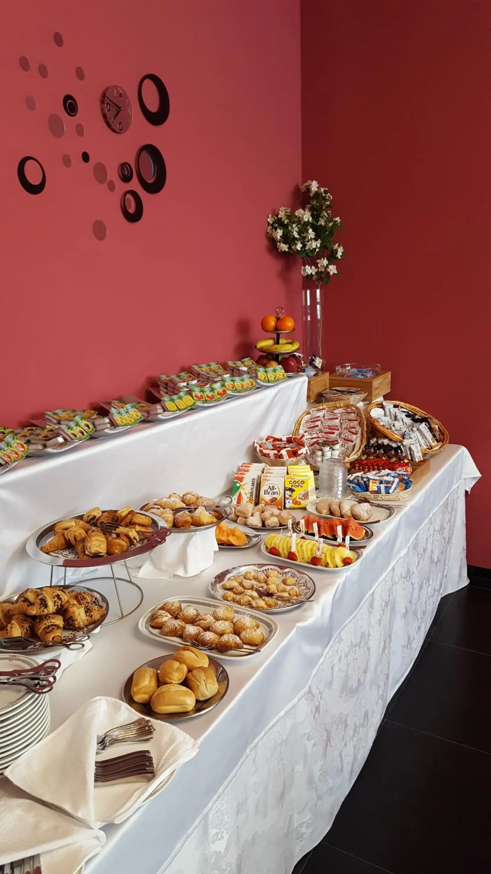 Restaurant/places to eat in Hotel Ascot