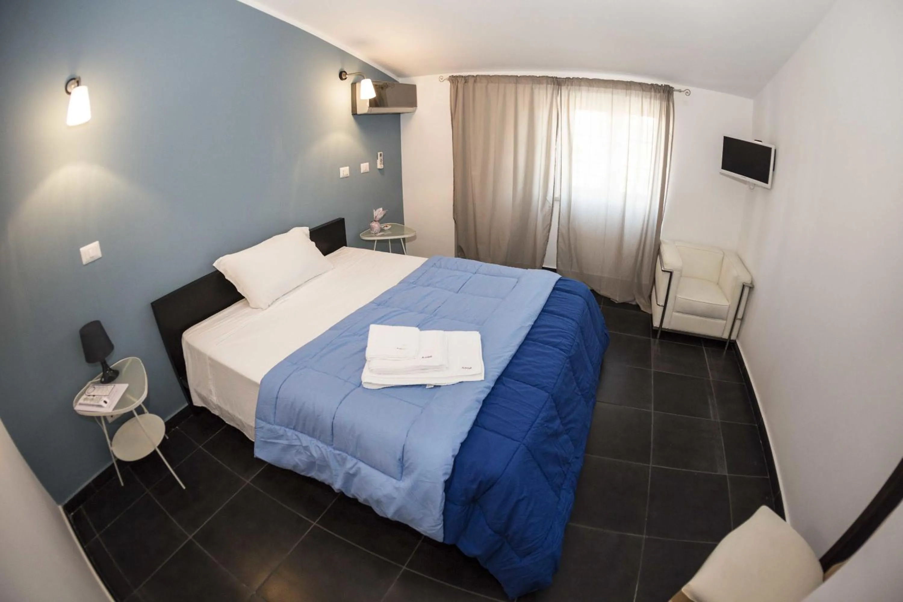 Photo of the whole room, Bed in Hotel Ascot