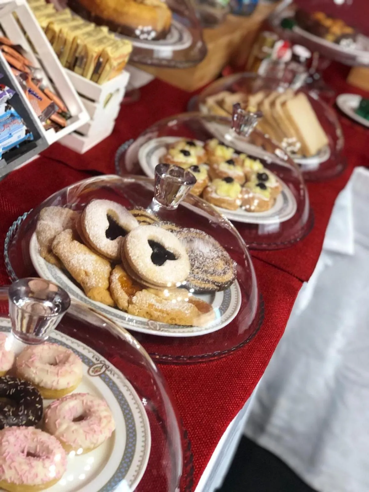 Restaurant/places to eat in Hotel Ascot