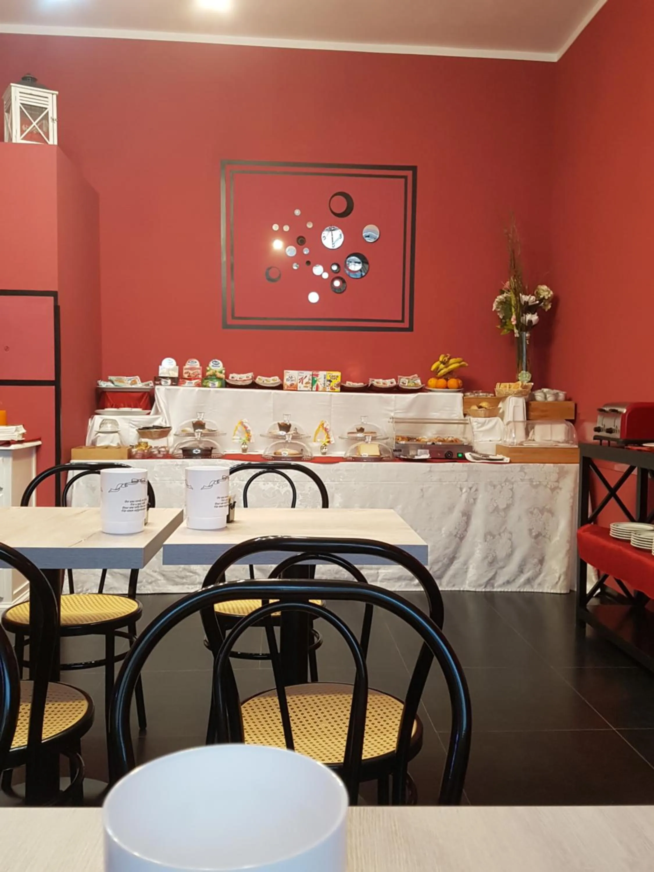 Restaurant/places to eat in Hotel Ascot