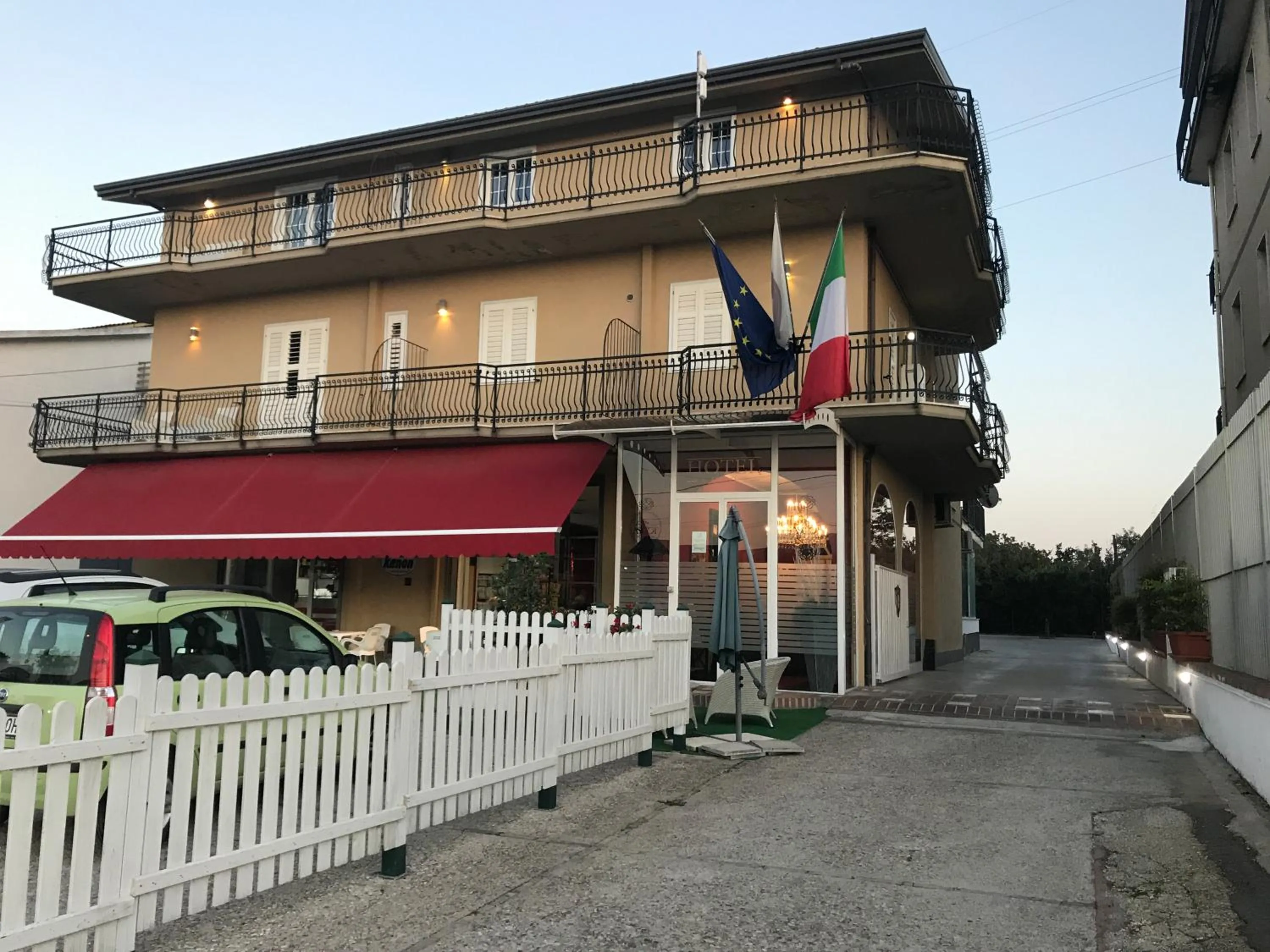 Facade/entrance in Hotel Ascot