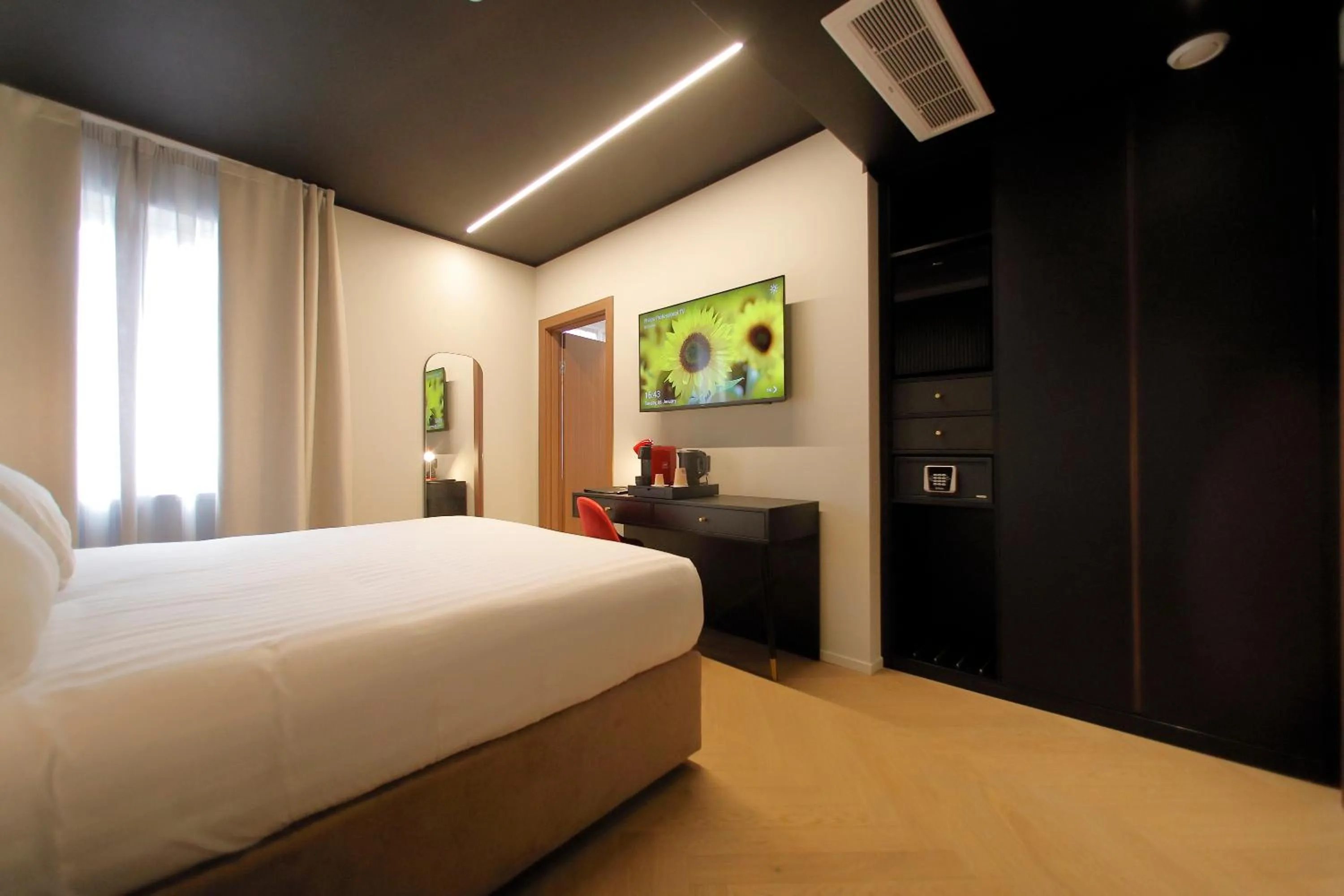 TV and multimedia, Bed in Hotel Namia by Dori