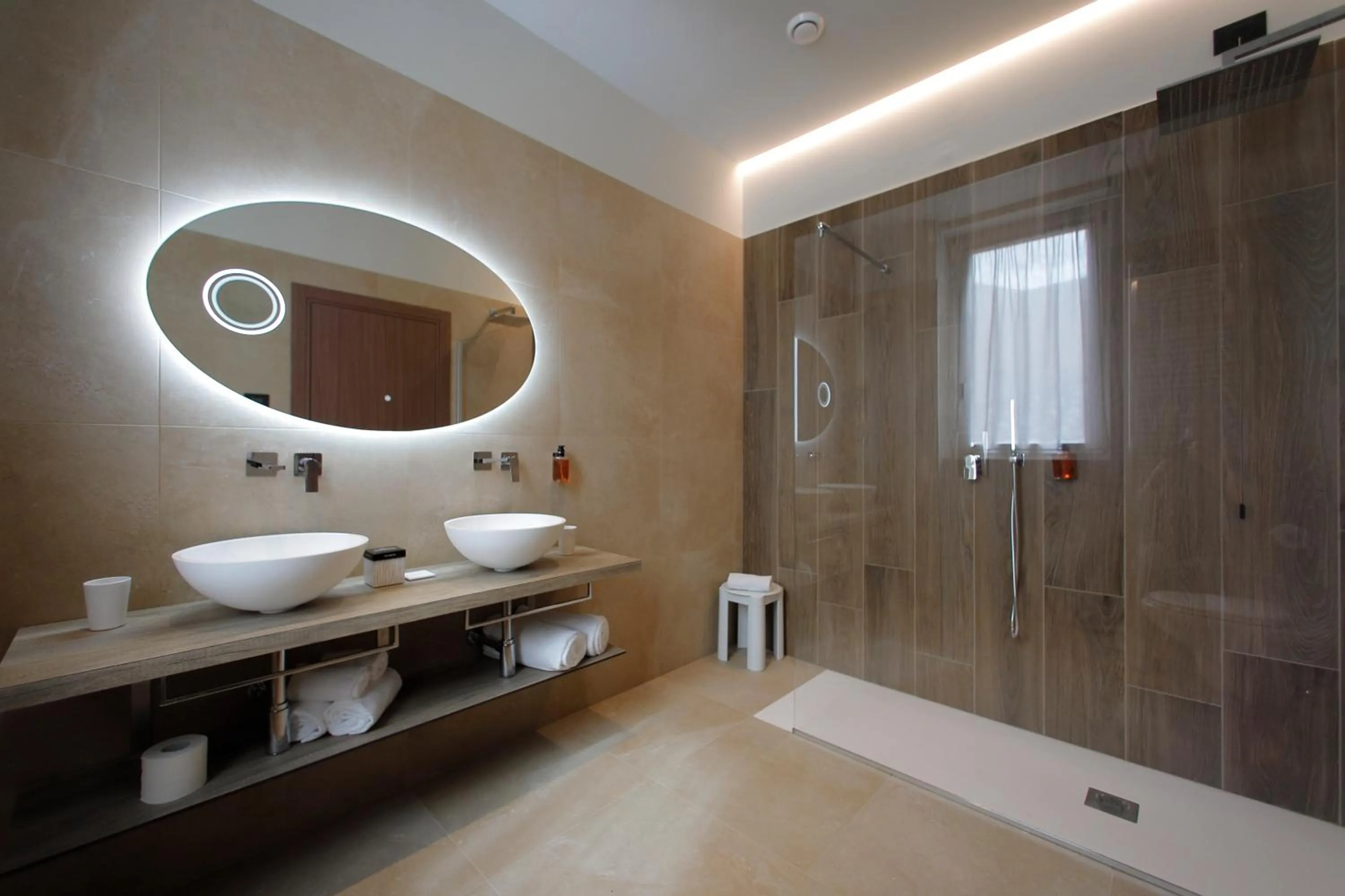 Shower in Hotel Namia by Dori