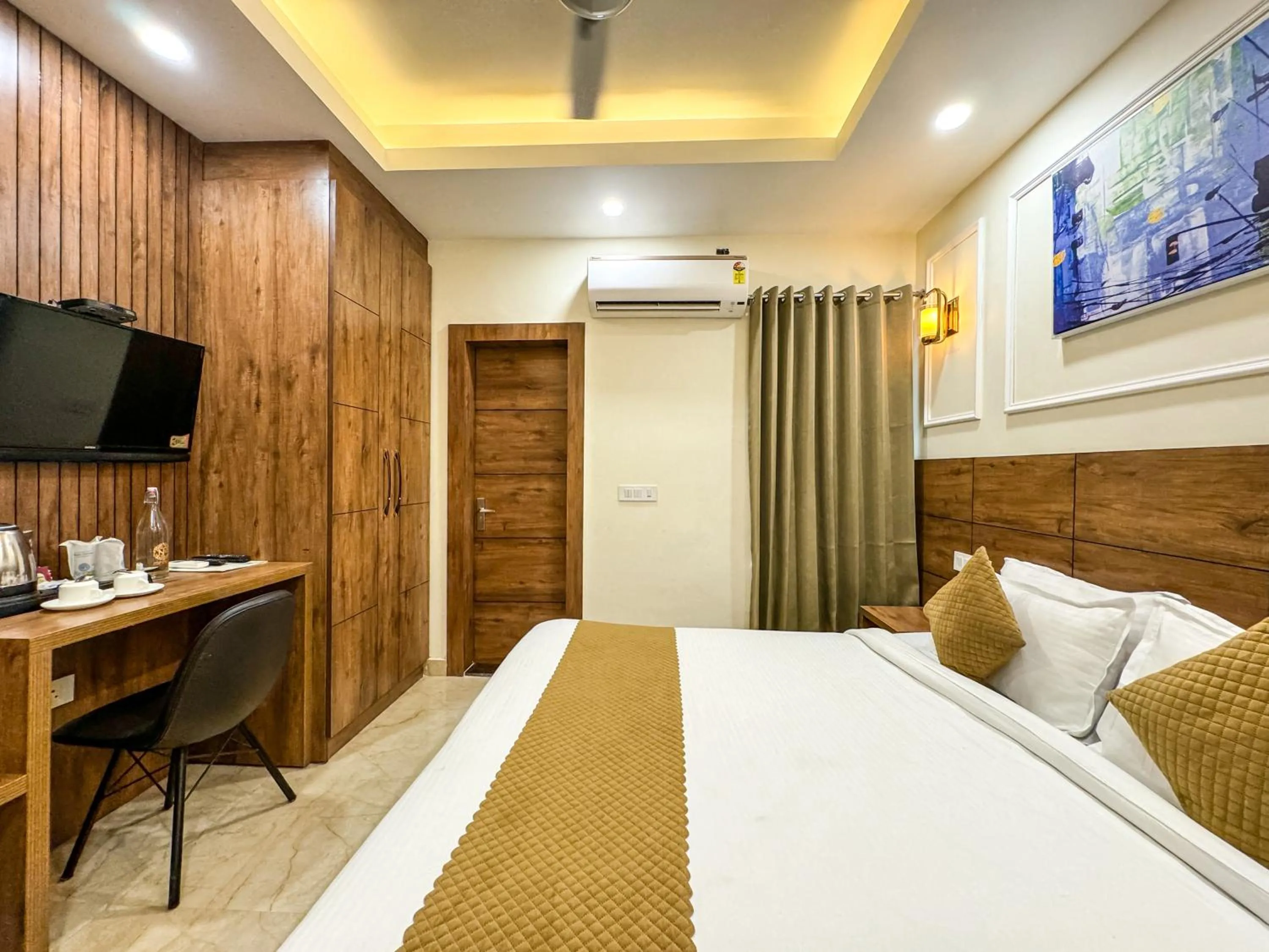 Bedroom, Bed in Hotel Nirvana Bliss, Behind Parmarth Niketan