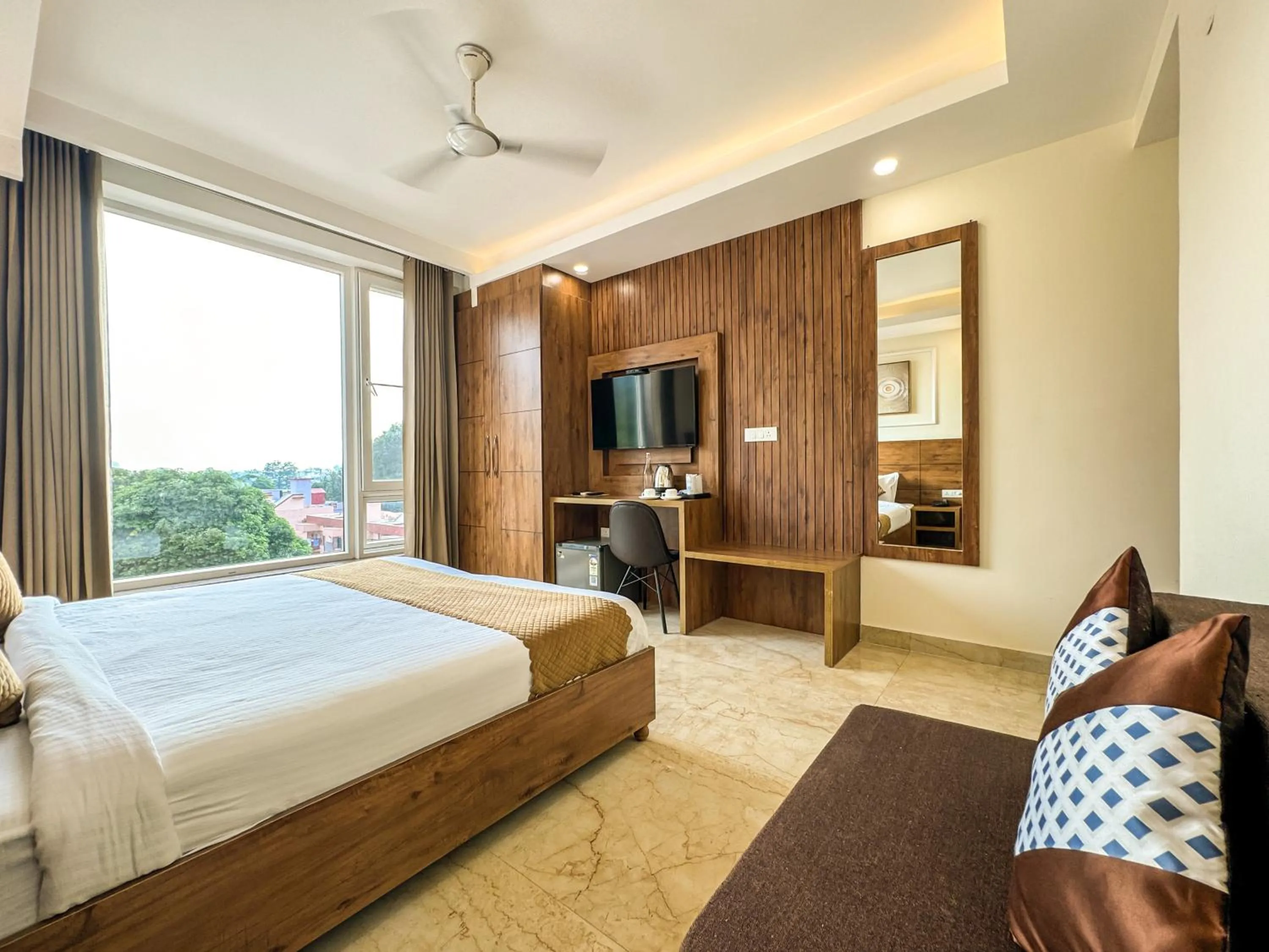 Bedroom, Bed in Hotel Nirvana Bliss, Behind Parmarth Niketan