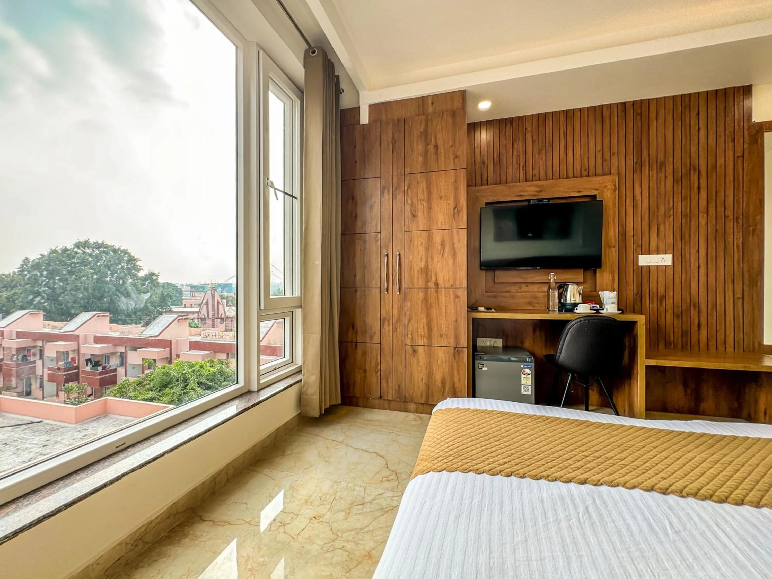 TV and multimedia, Bed in Hotel Nirvana Bliss, Behind Parmarth Niketan