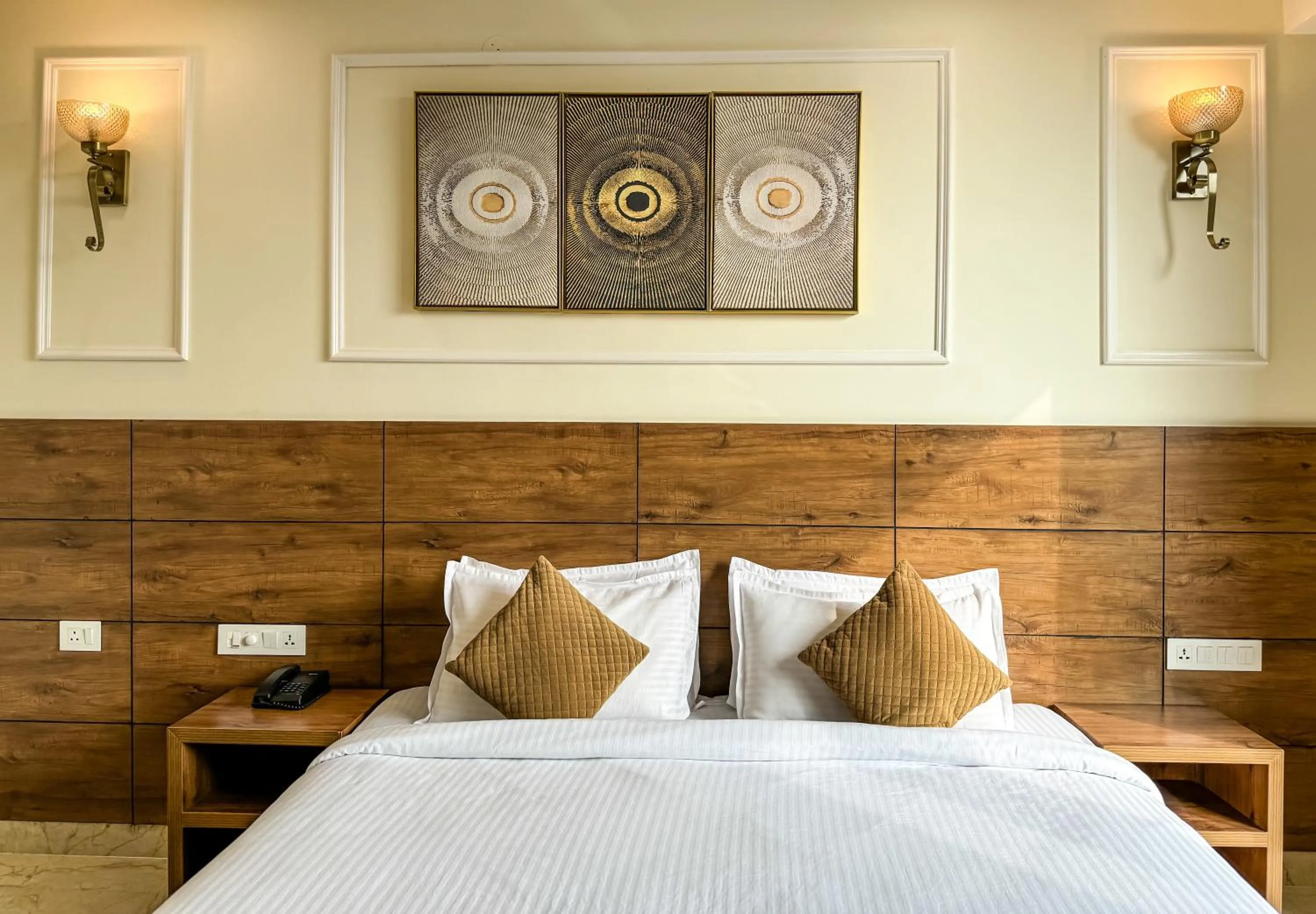 Bedroom, Bed in Hotel Nirvana Bliss, Behind Parmarth Niketan