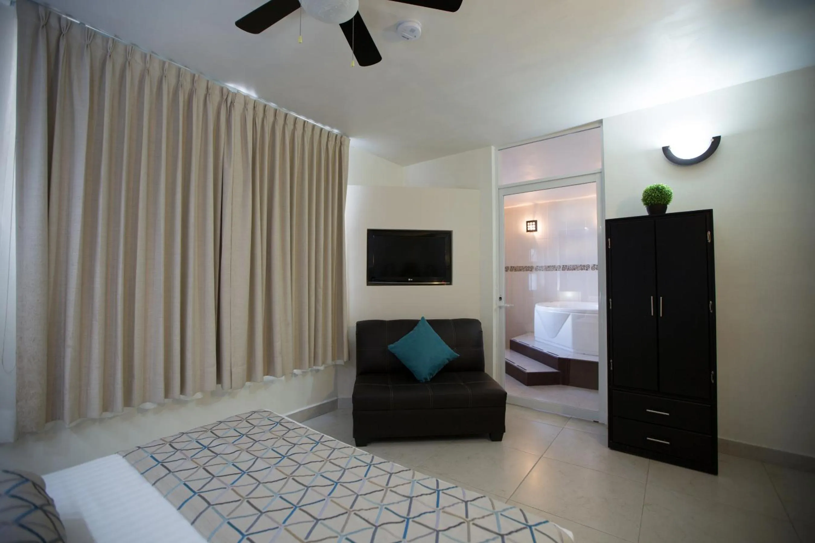 Photo of the whole room, Bed in Hotel La Torre San Francisco