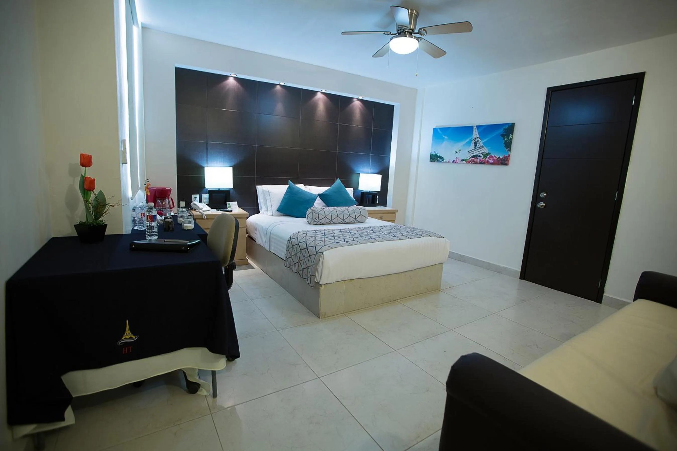 Photo of the whole room, Bed in Hotel La Torre San Francisco