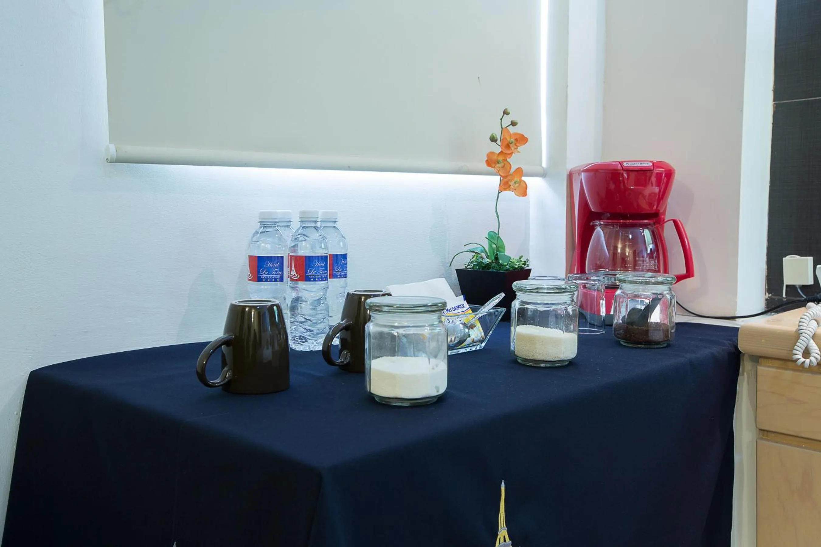Coffee/tea facilities in Hotel La Torre San Francisco