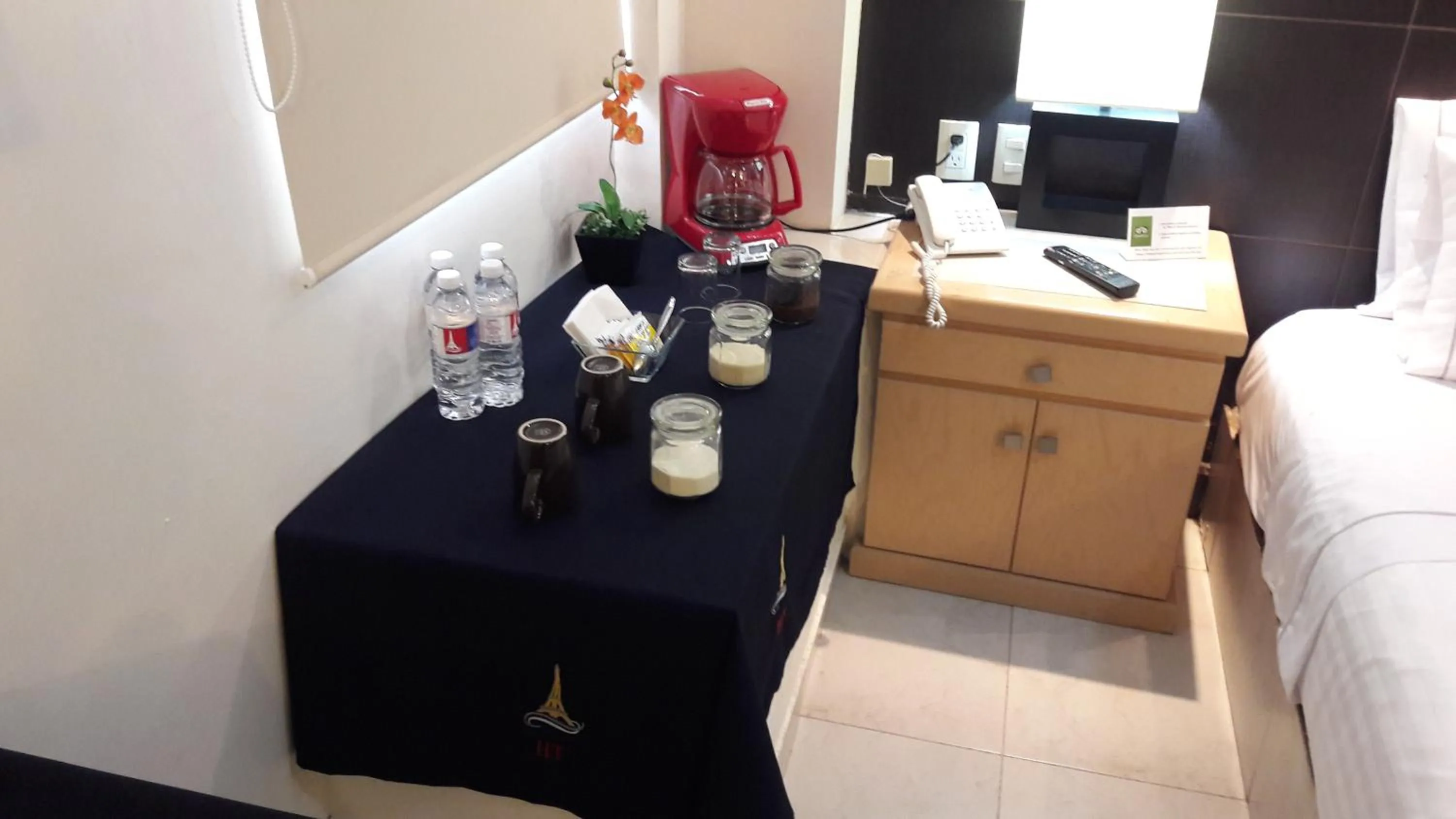 Coffee/tea facilities, Bed in Hotel La Torre San Francisco