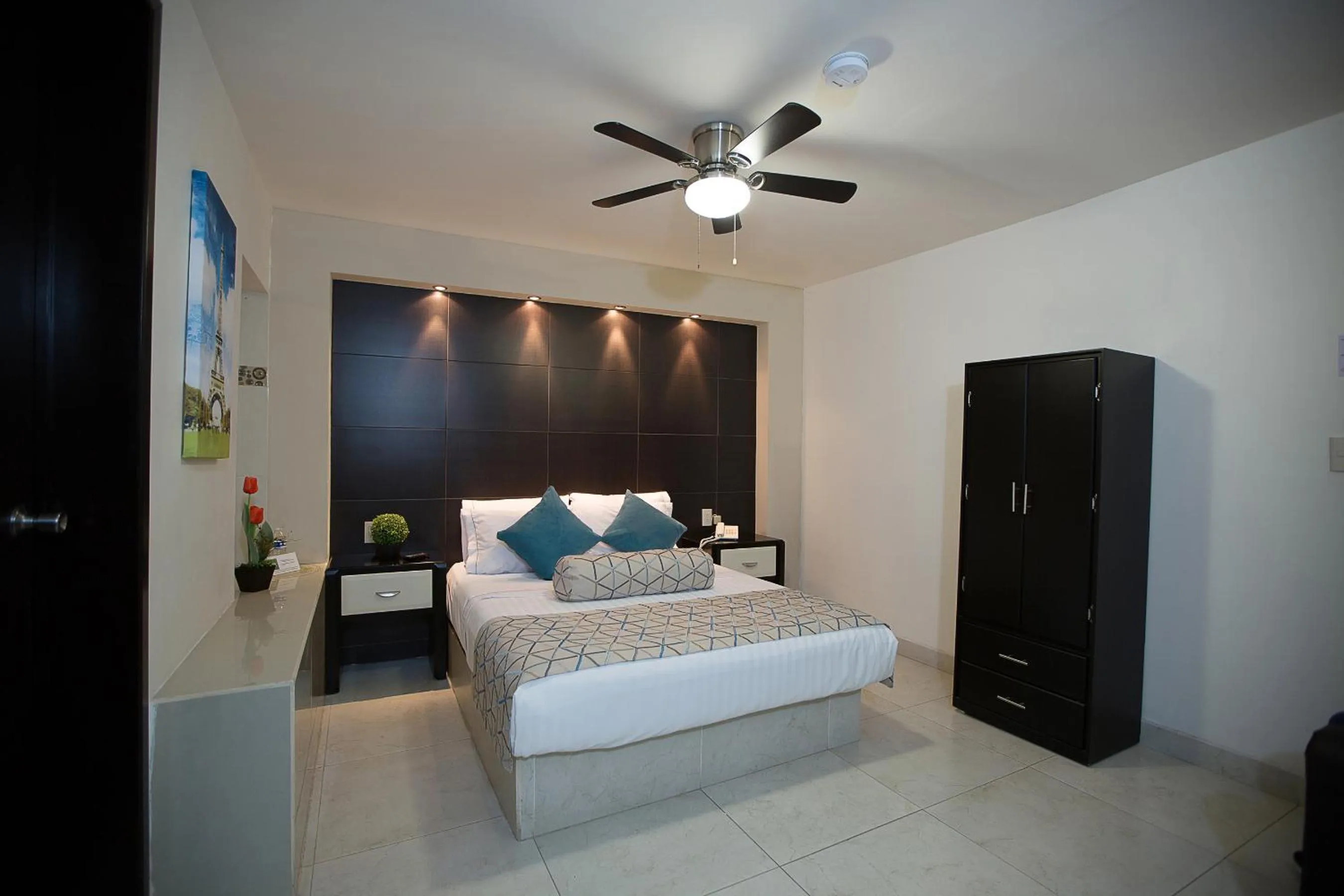 Photo of the whole room, Bed in Hotel La Torre San Francisco