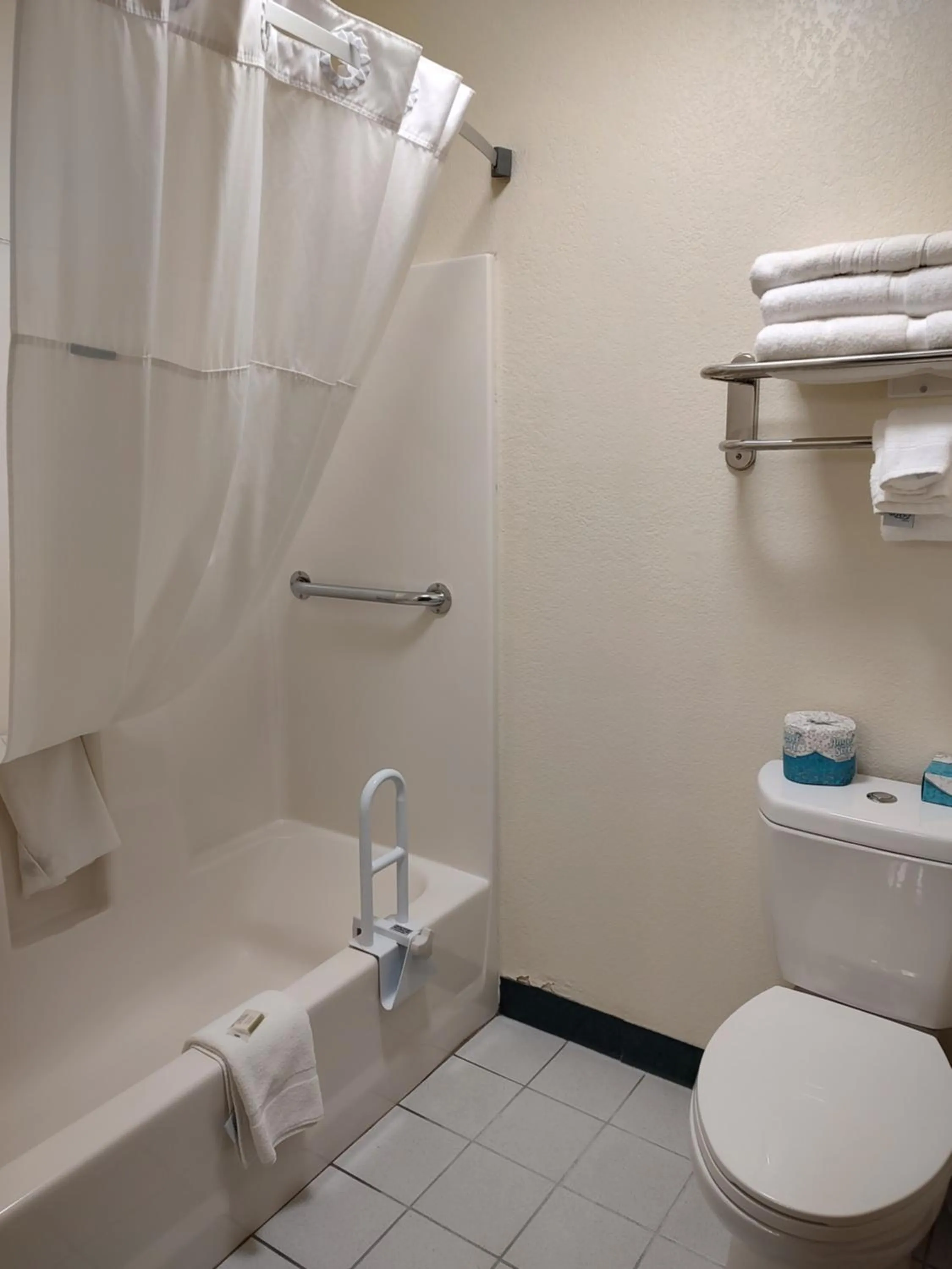Bath in Days Inn & Suites by Wyndham Fargo 19th Ave/Airport Dome