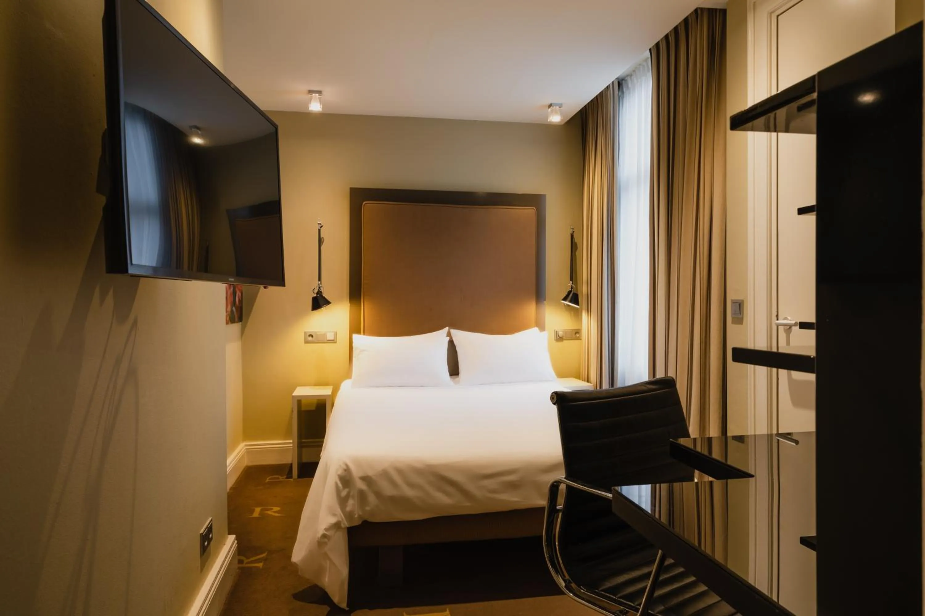 Bed in Hotel Roemer Amsterdam