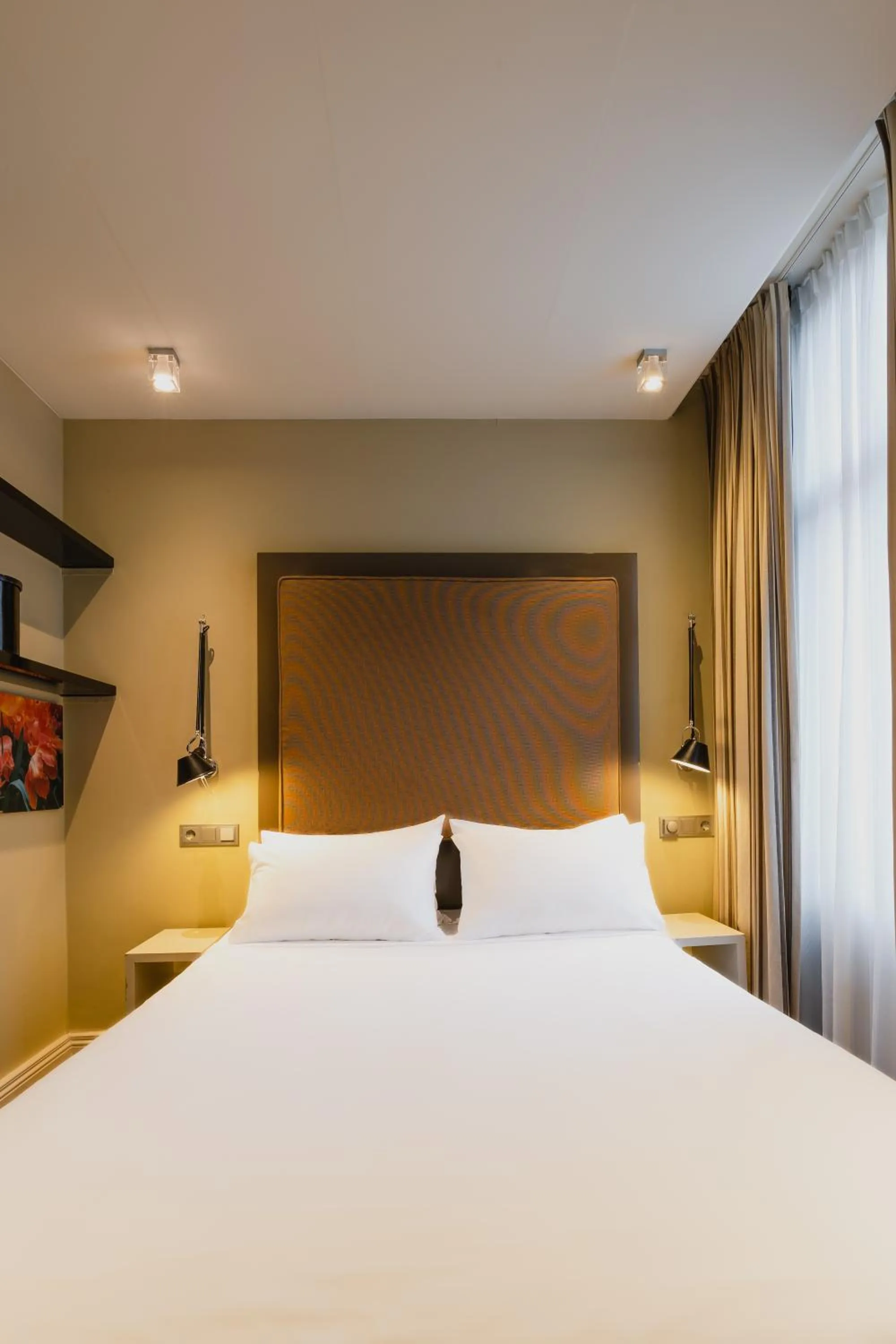 Bed in Hotel Roemer Amsterdam