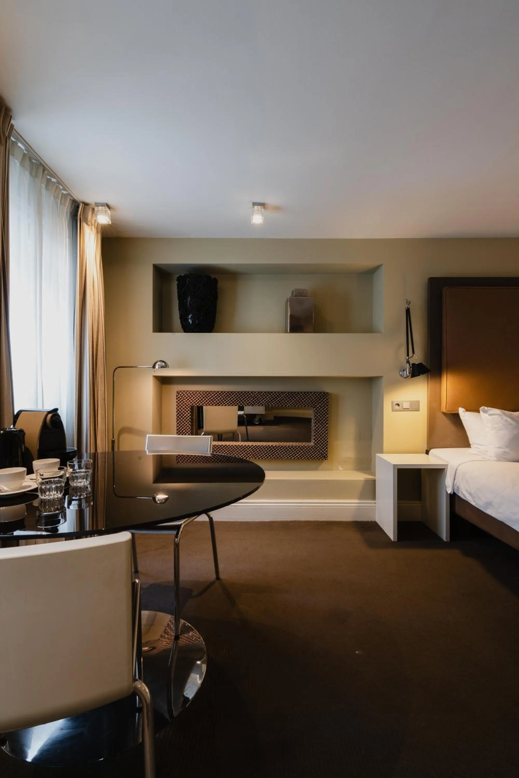 Seating area, Bed in Hotel Roemer Amsterdam