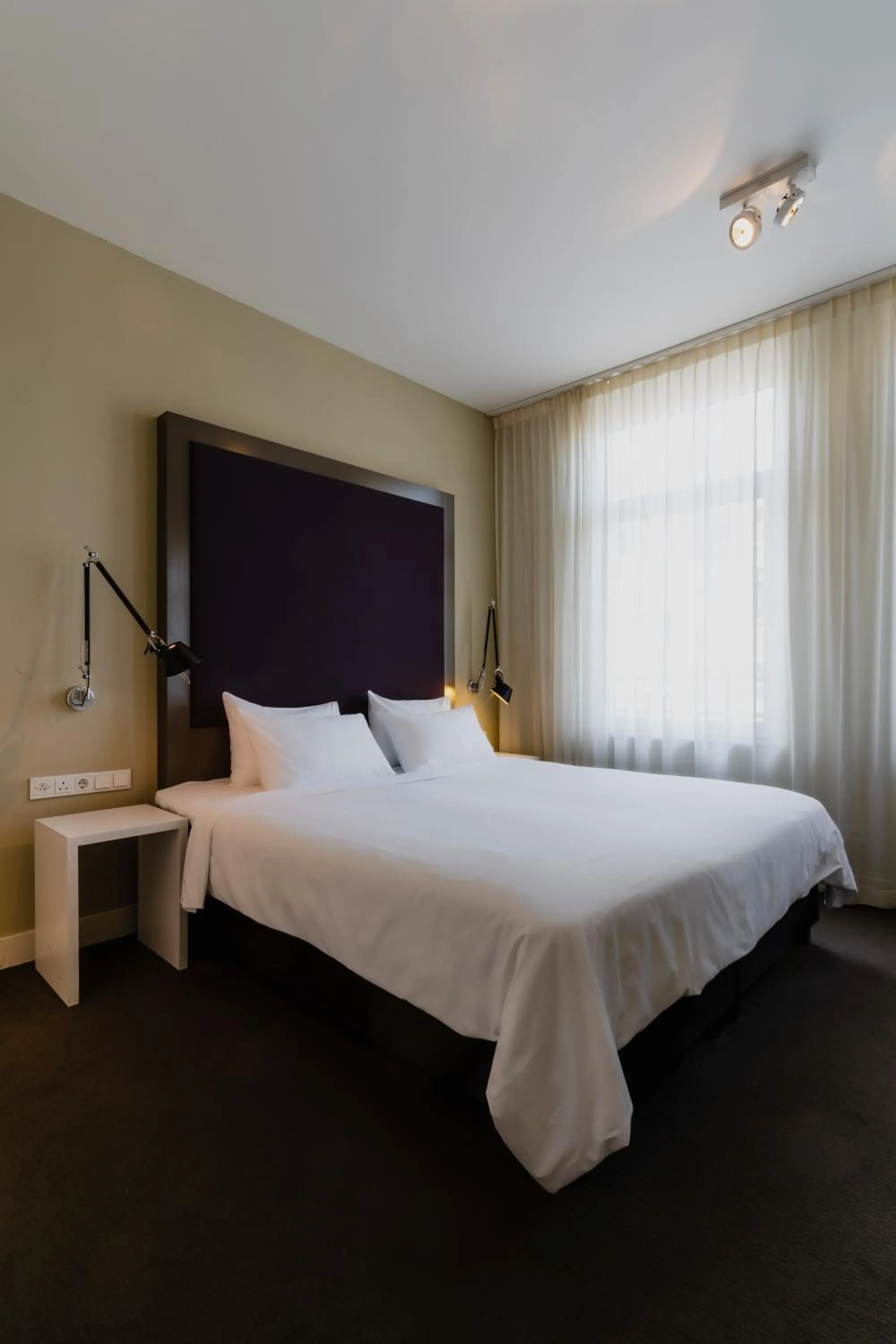 Bed in Hotel Roemer Amsterdam