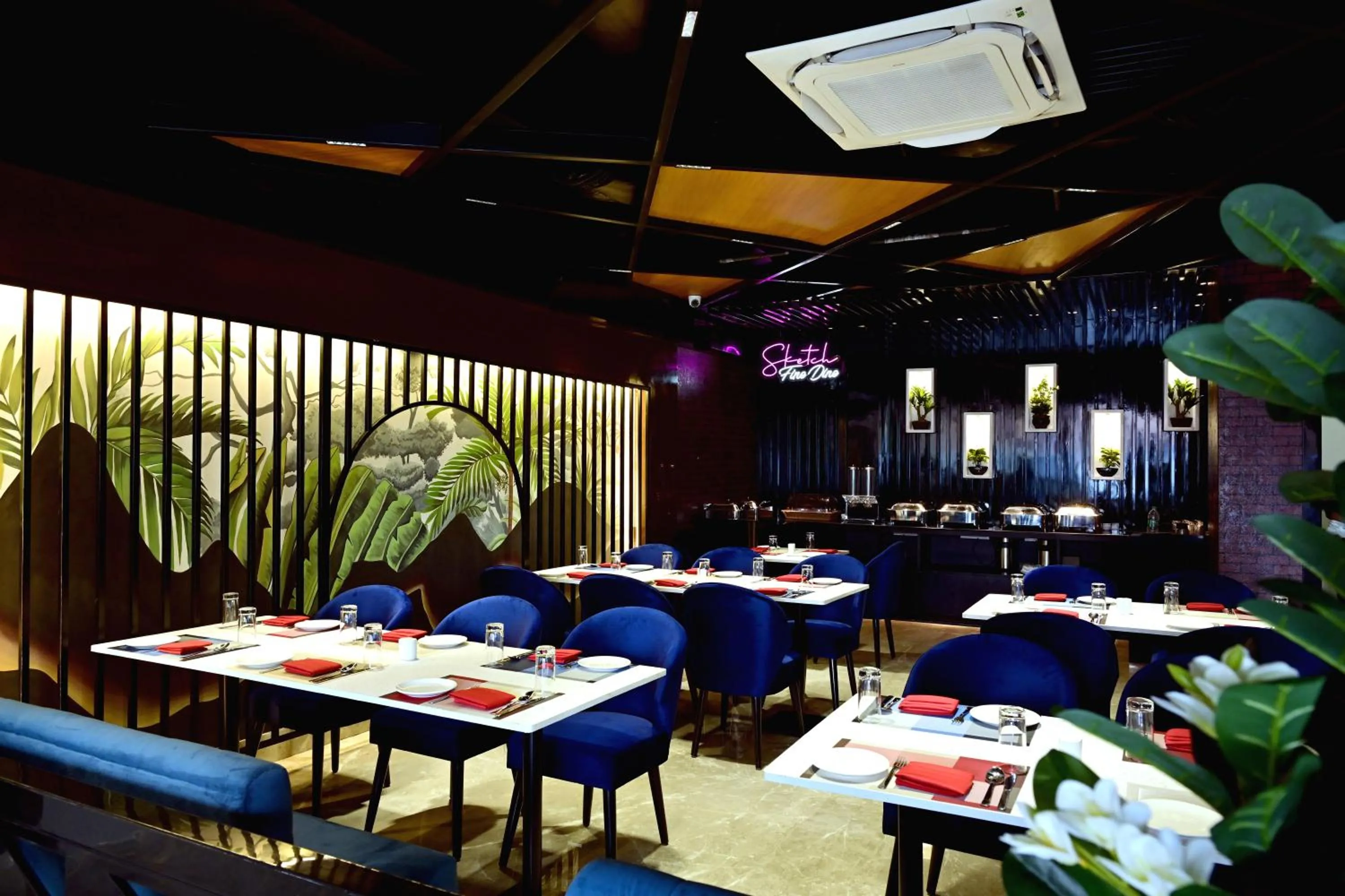 Restaurant/places to eat in Hotel Trax International