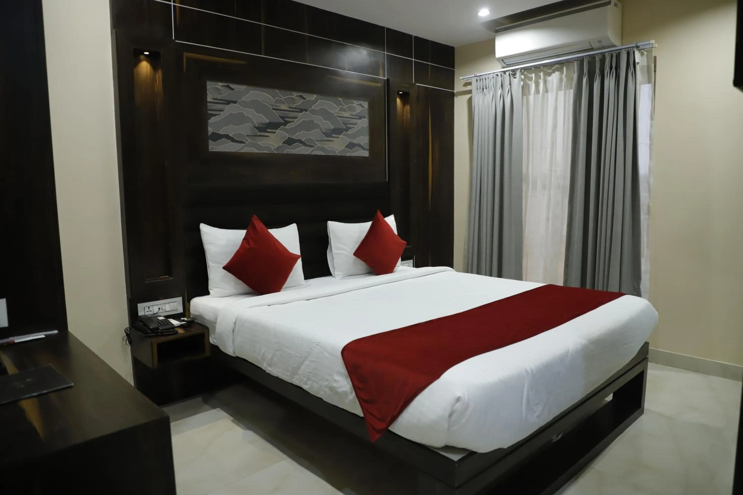 Bedroom, Bed in Hotel Trax International