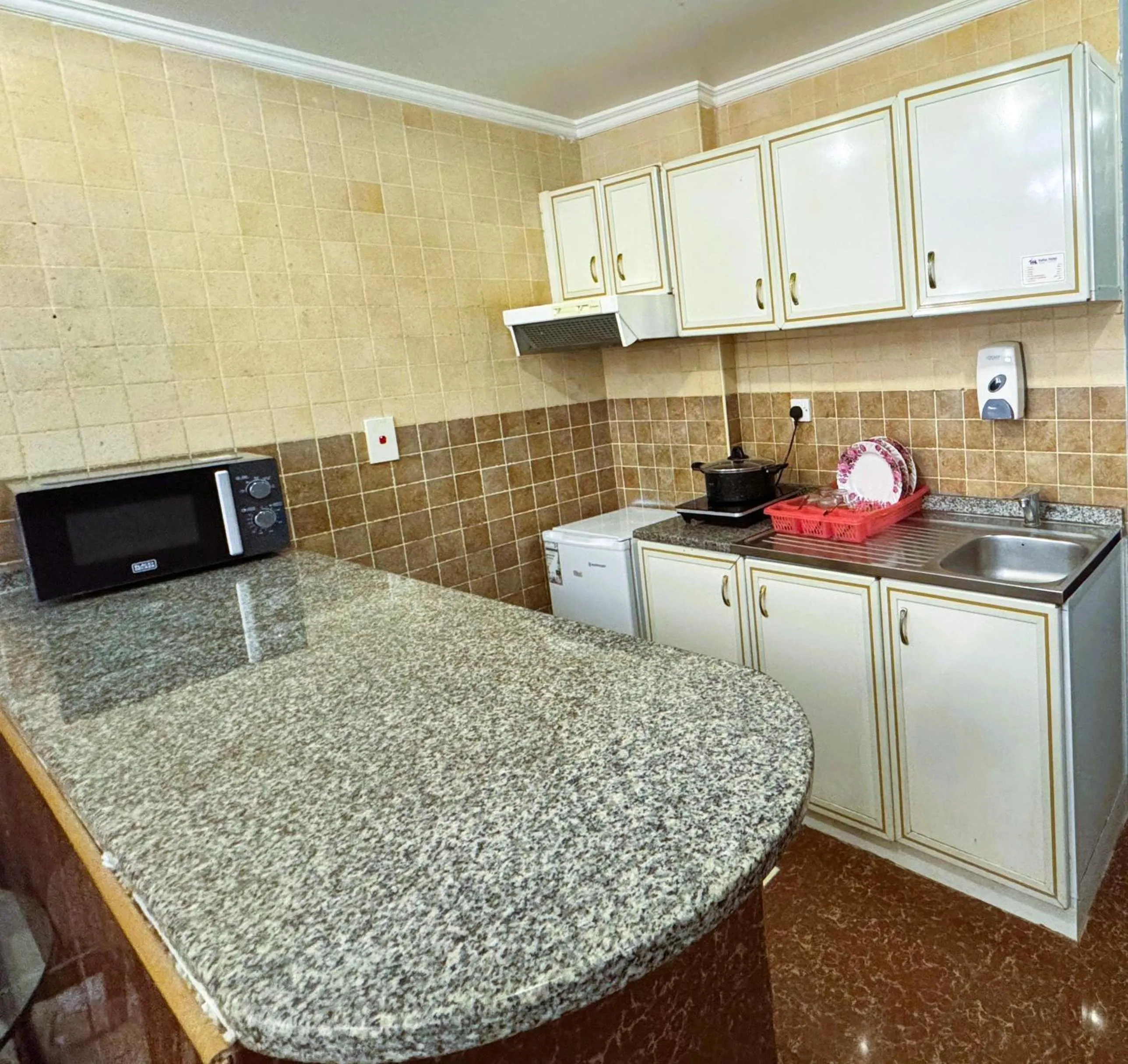 Kitchen or kitchenette in Hafez Hotel Apartments - Al Ras Metro Station