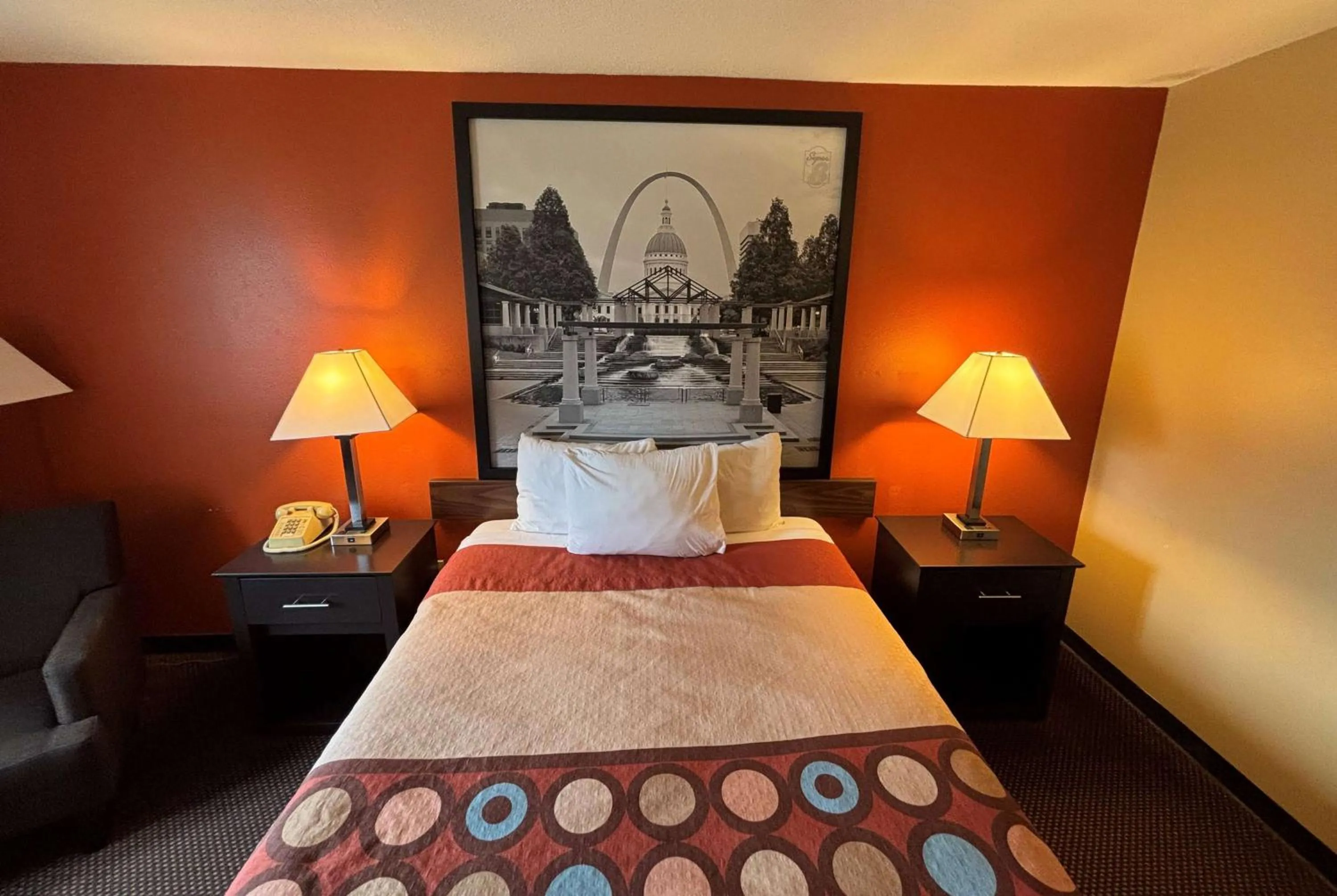 Photo of the whole room, Bed in Super 8 by Wyndham Du Quoin