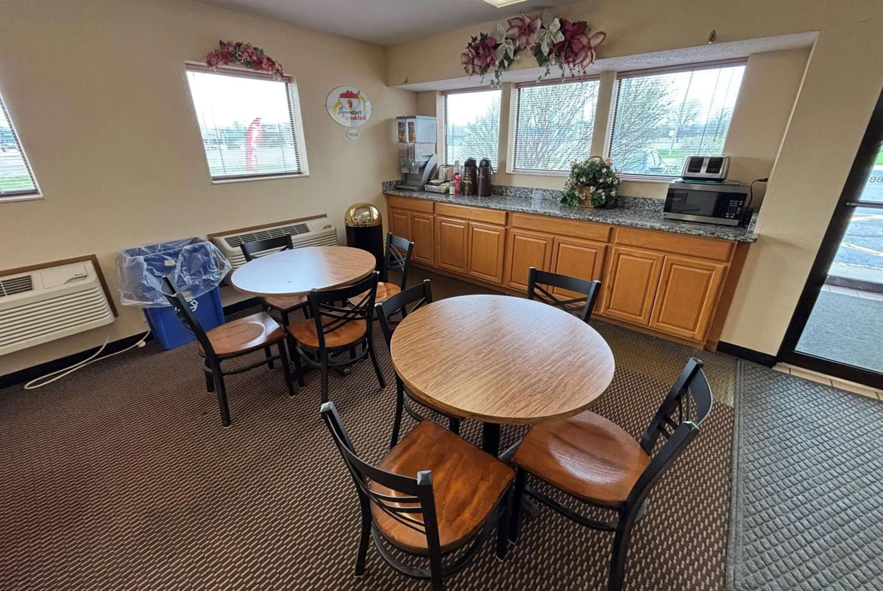 Property building in Super 8 by Wyndham Du Quoin