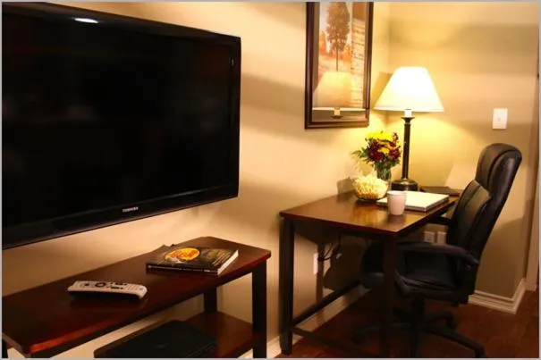 TV and multimedia in Eagle's Den Suites Kenedy a Travelodge by Wyndham