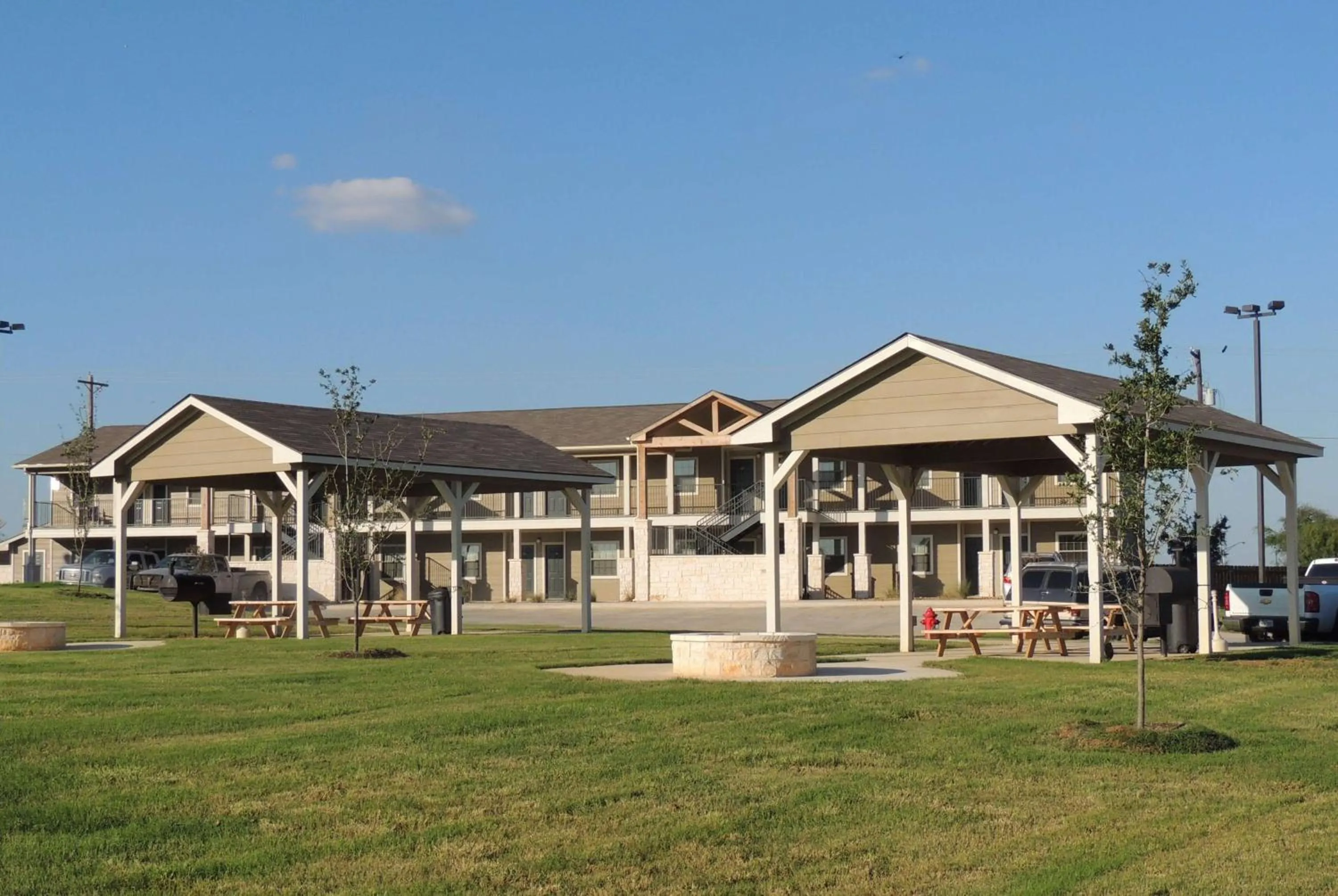 Property building in Eagle's Den Suites Kenedy a Travelodge by Wyndham