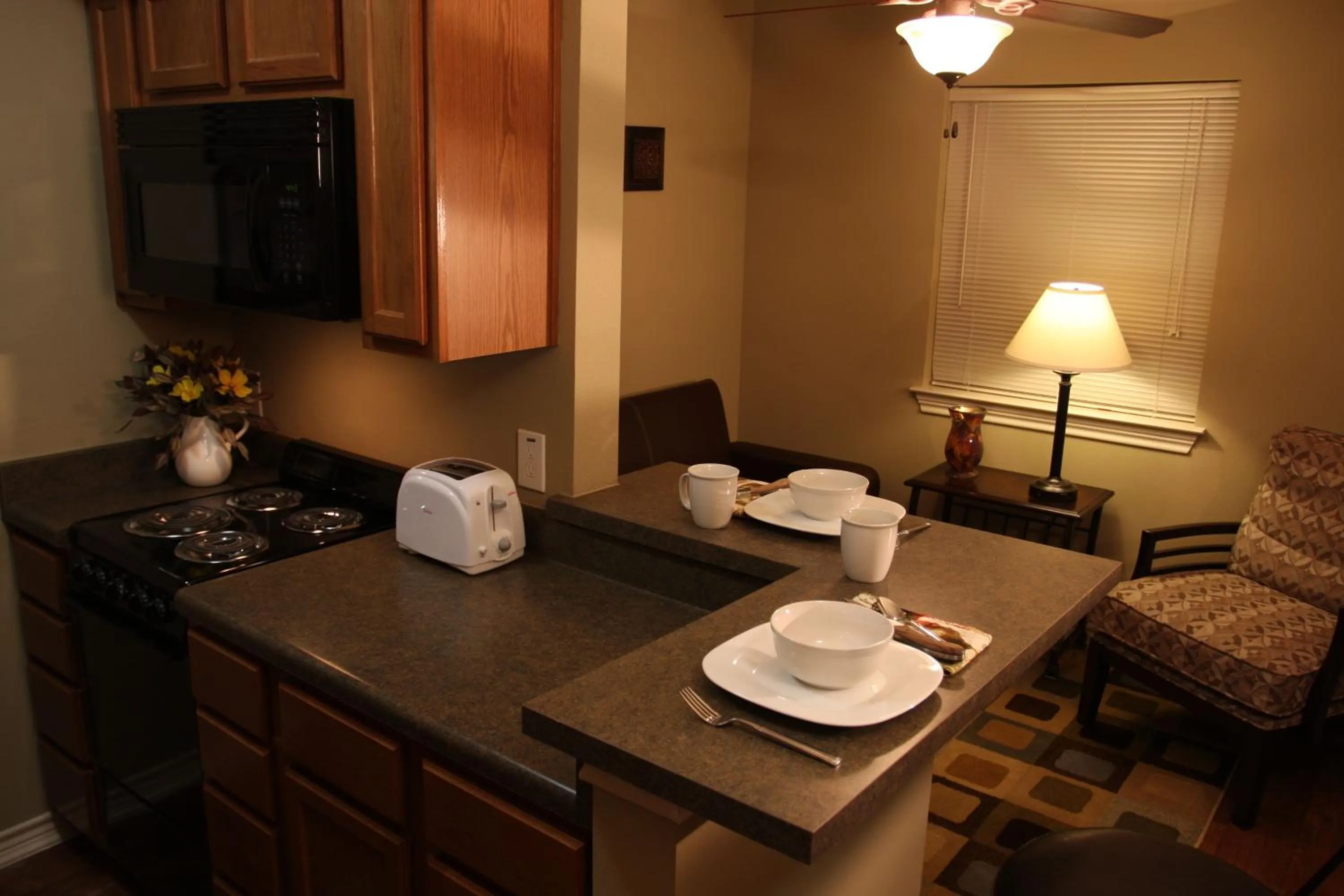 Kitchen or kitchenette in Eagle's Den Suites Kenedy a Travelodge by Wyndham