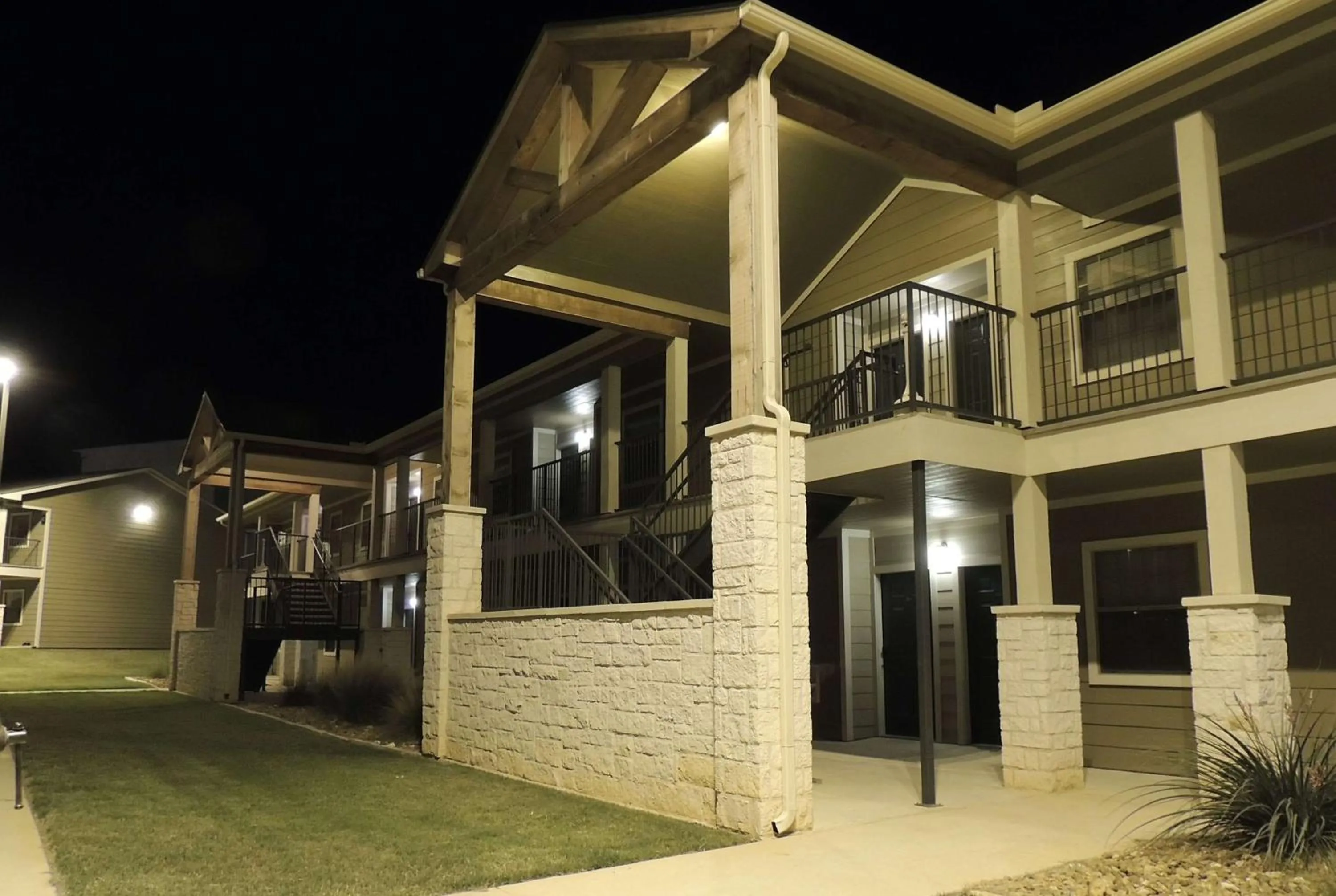 Property building in Eagle's Den Suites Kenedy a Travelodge by Wyndham