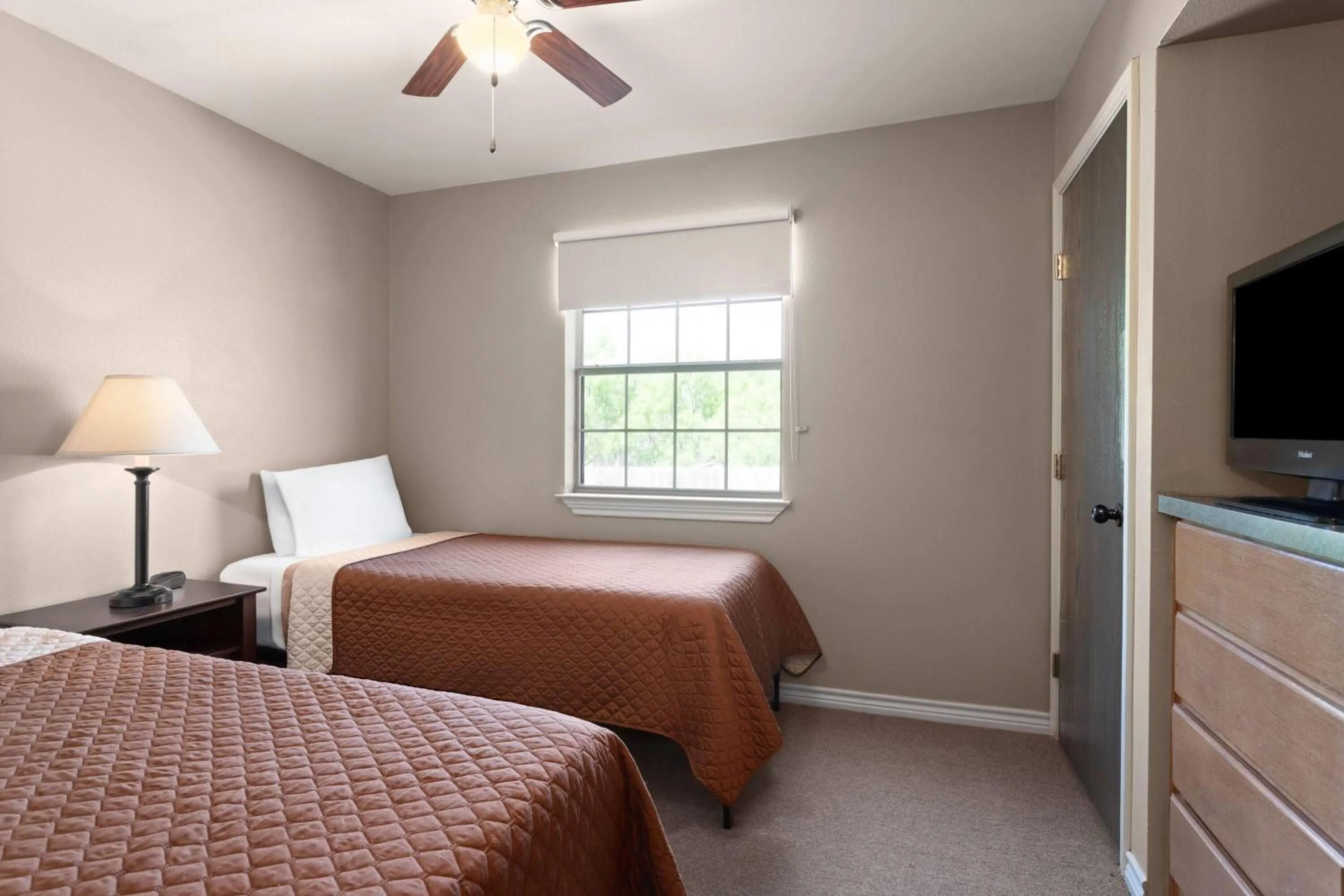 Photo of the whole room, Bed in Eagle's Den Suites Carrizo Springs a Travelodge by Wyndham