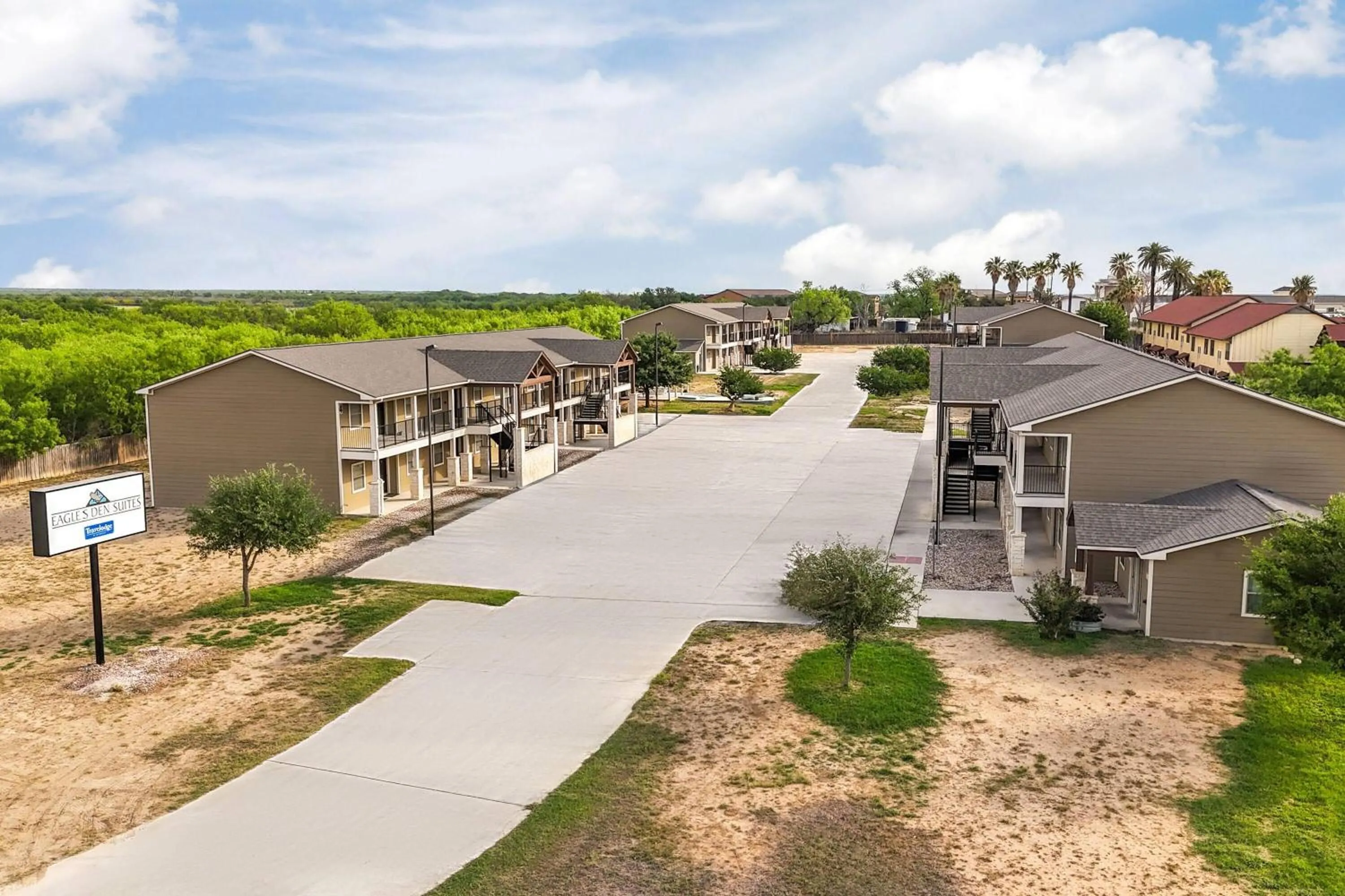 Property building in Eagle's Den Suites Carrizo Springs a Travelodge by Wyndham