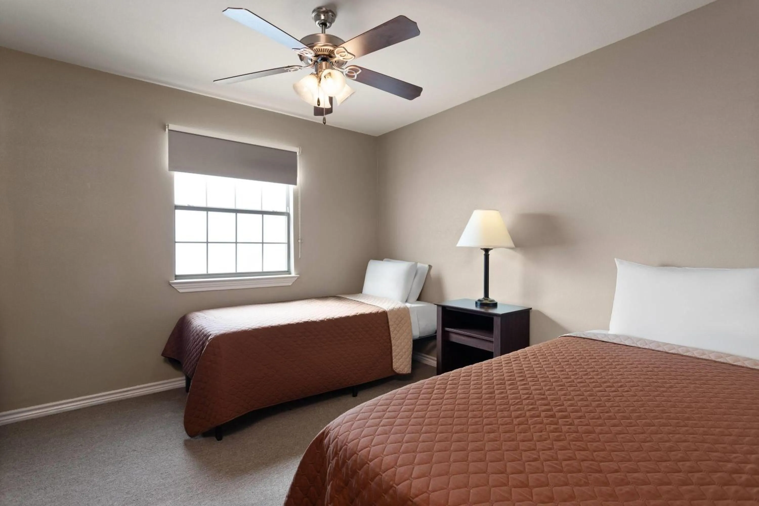 Photo of the whole room, Bed in Eagle's Den Suites Carrizo Springs a Travelodge by Wyndham
