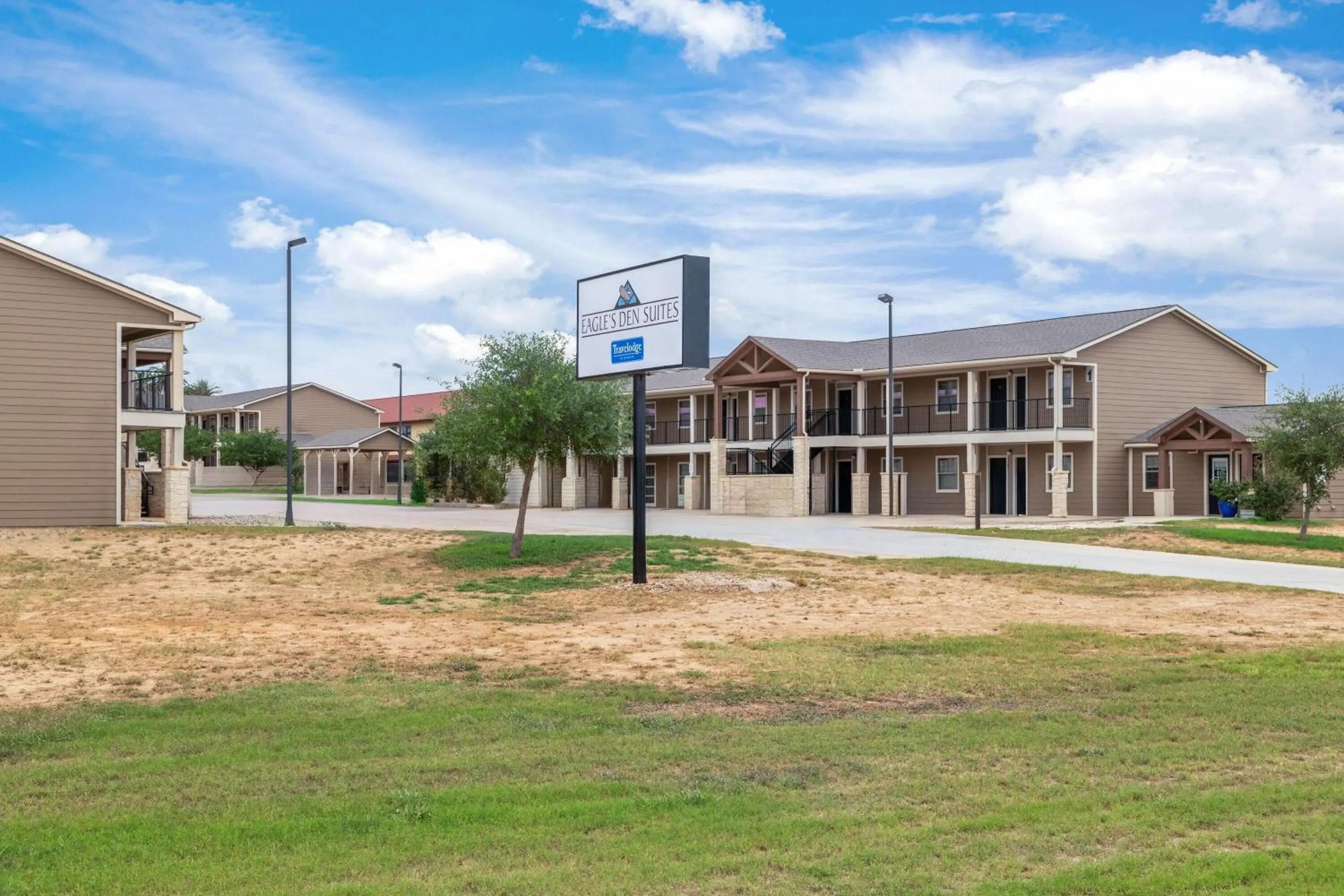 Property building in Eagle's Den Suites Carrizo Springs a Travelodge by Wyndham