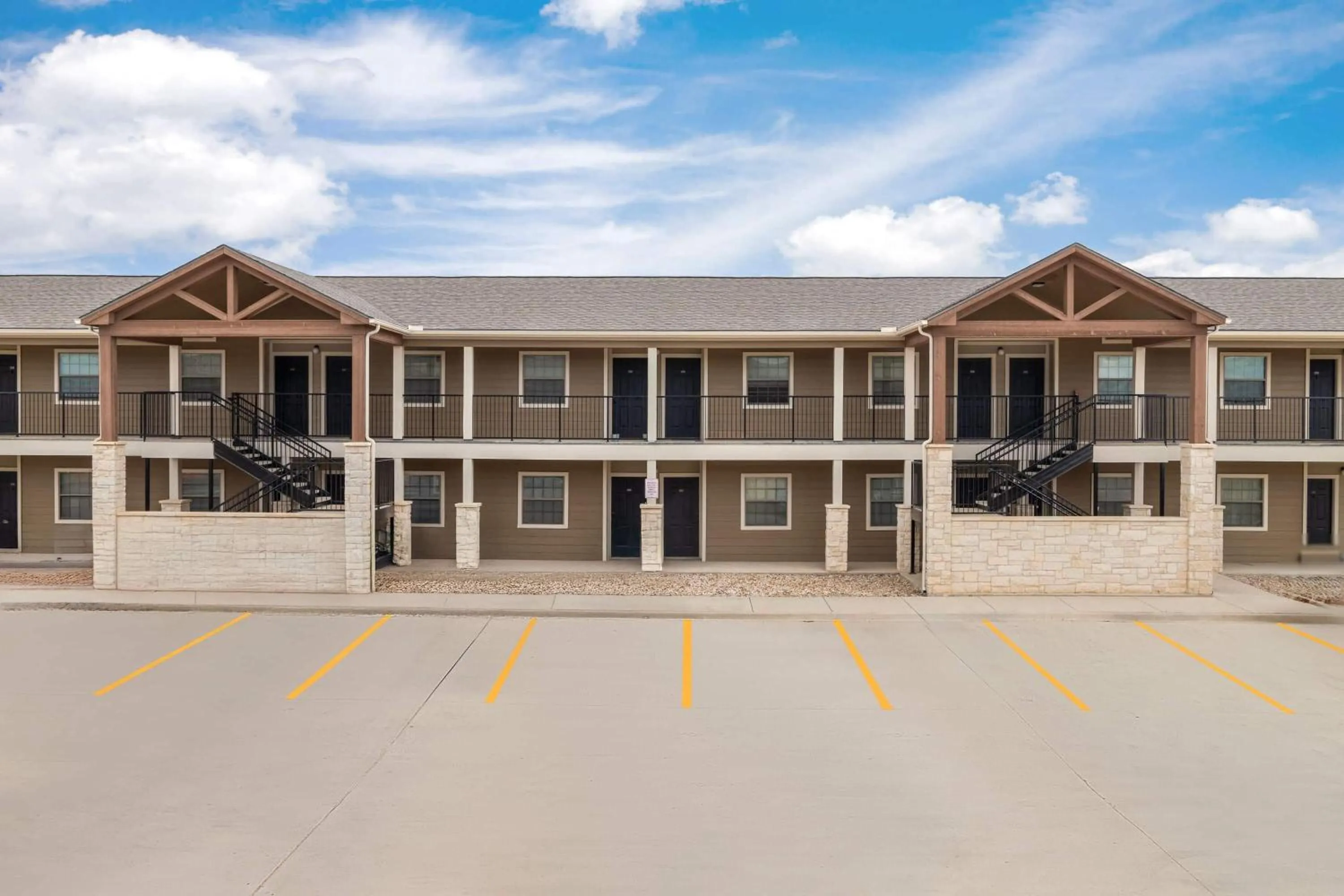 Property building in Eagle's Den Suites Carrizo Springs a Travelodge by Wyndham
