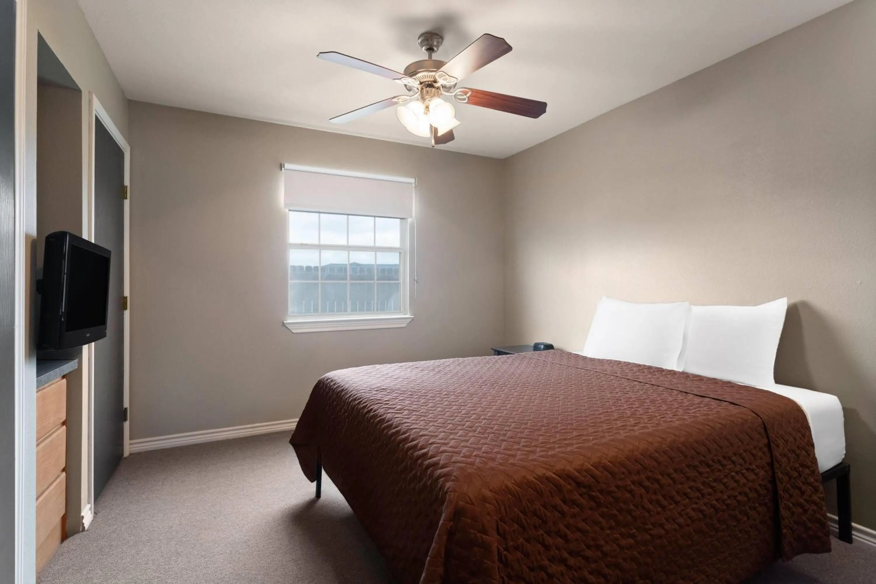 Photo of the whole room, Bed in Eagle's Den Suites Carrizo Springs a Travelodge by Wyndham