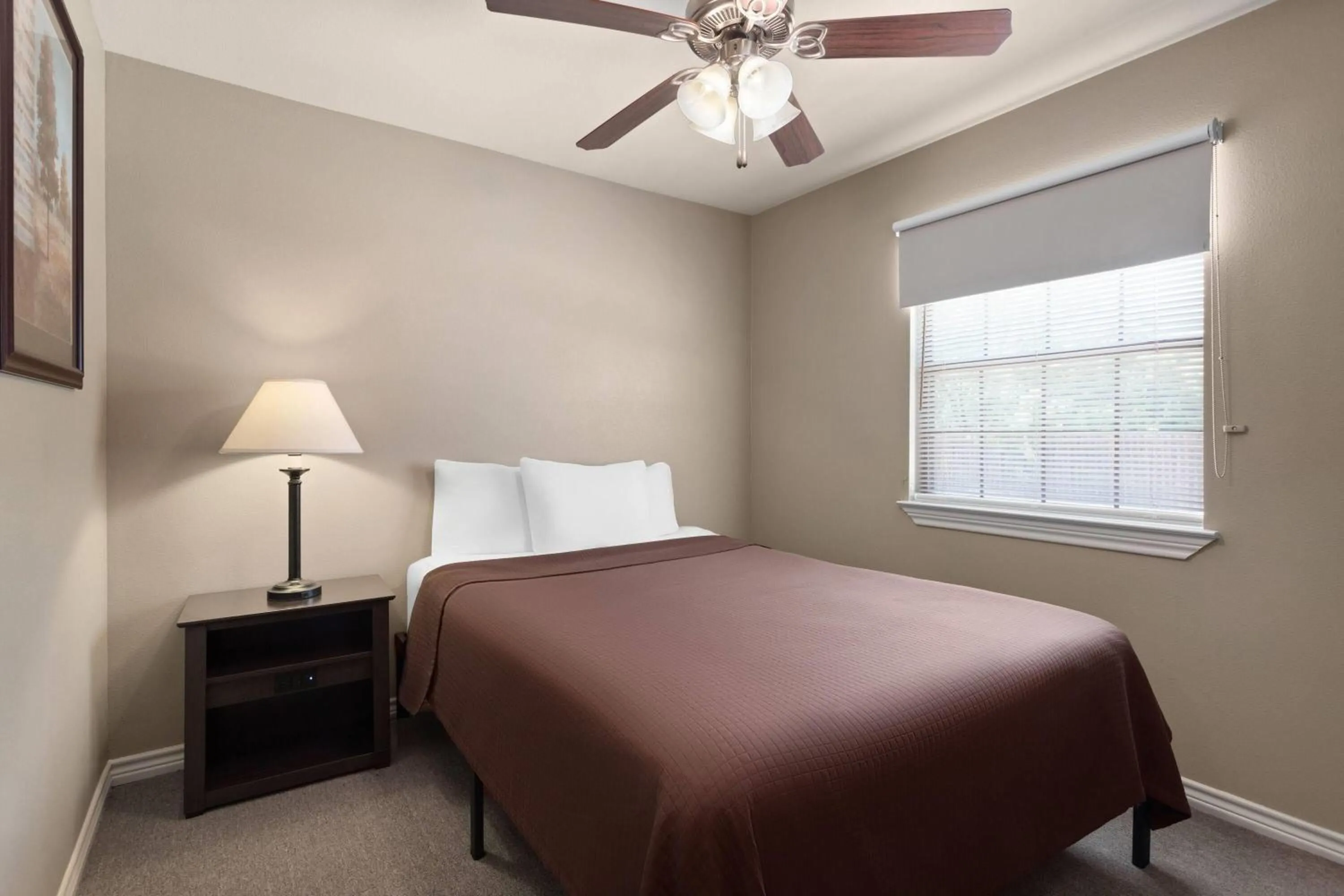 Photo of the whole room, Bed in Eagle's Den Suites Carrizo Springs a Travelodge by Wyndham