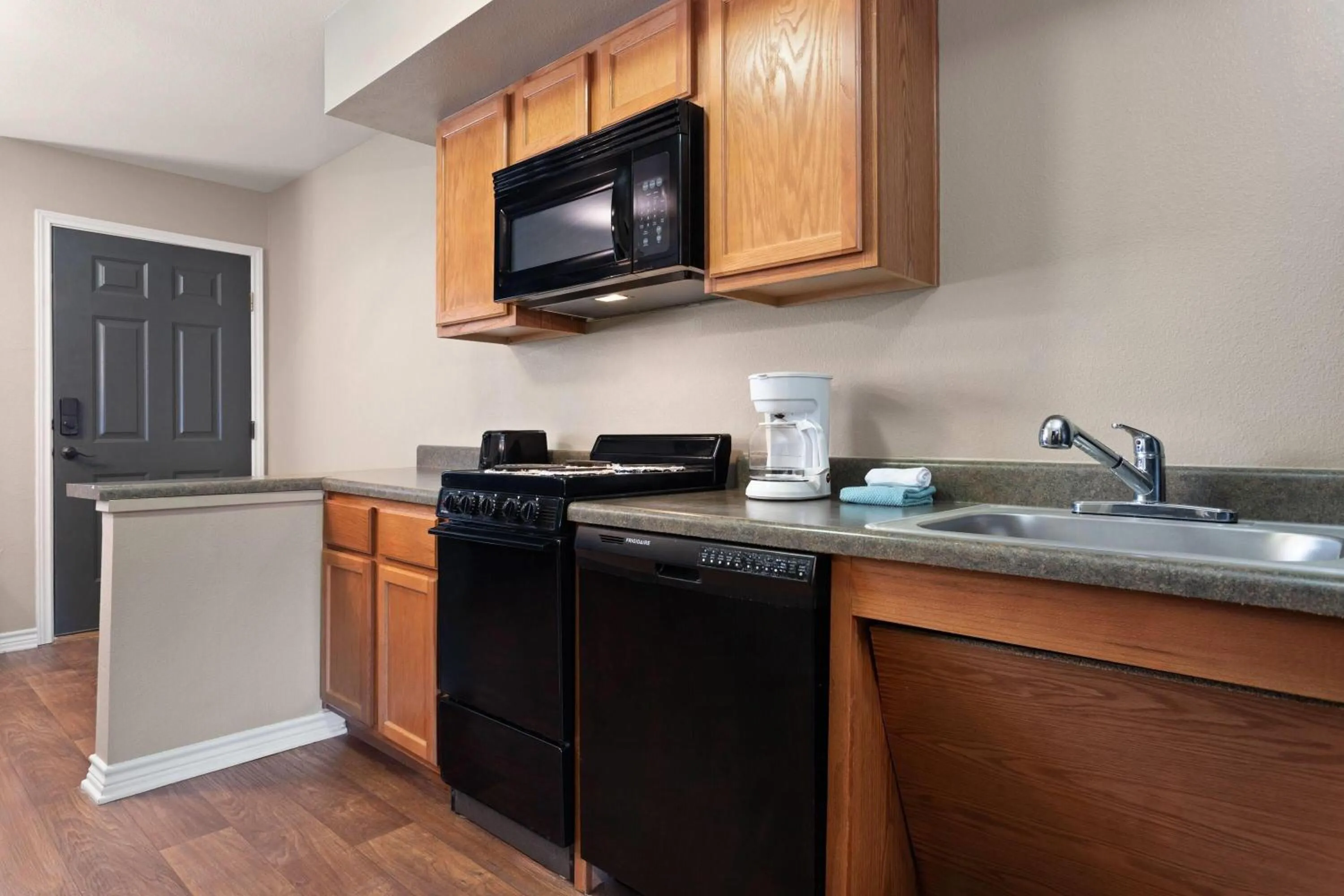 Kitchen or kitchenette in Eagle's Den Suites Carrizo Springs a Travelodge by Wyndham