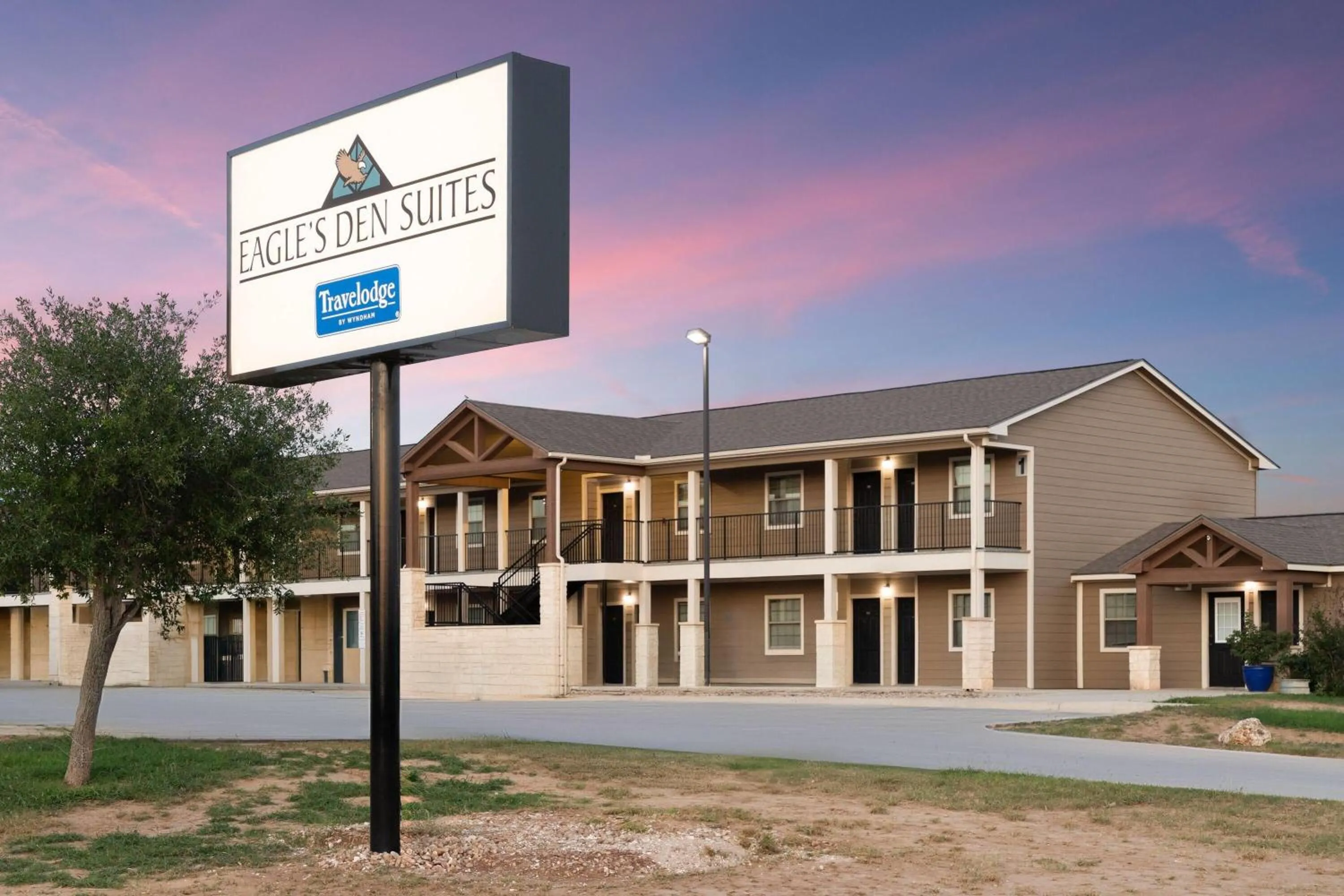 Property building in Eagle's Den Suites Carrizo Springs a Travelodge by Wyndham