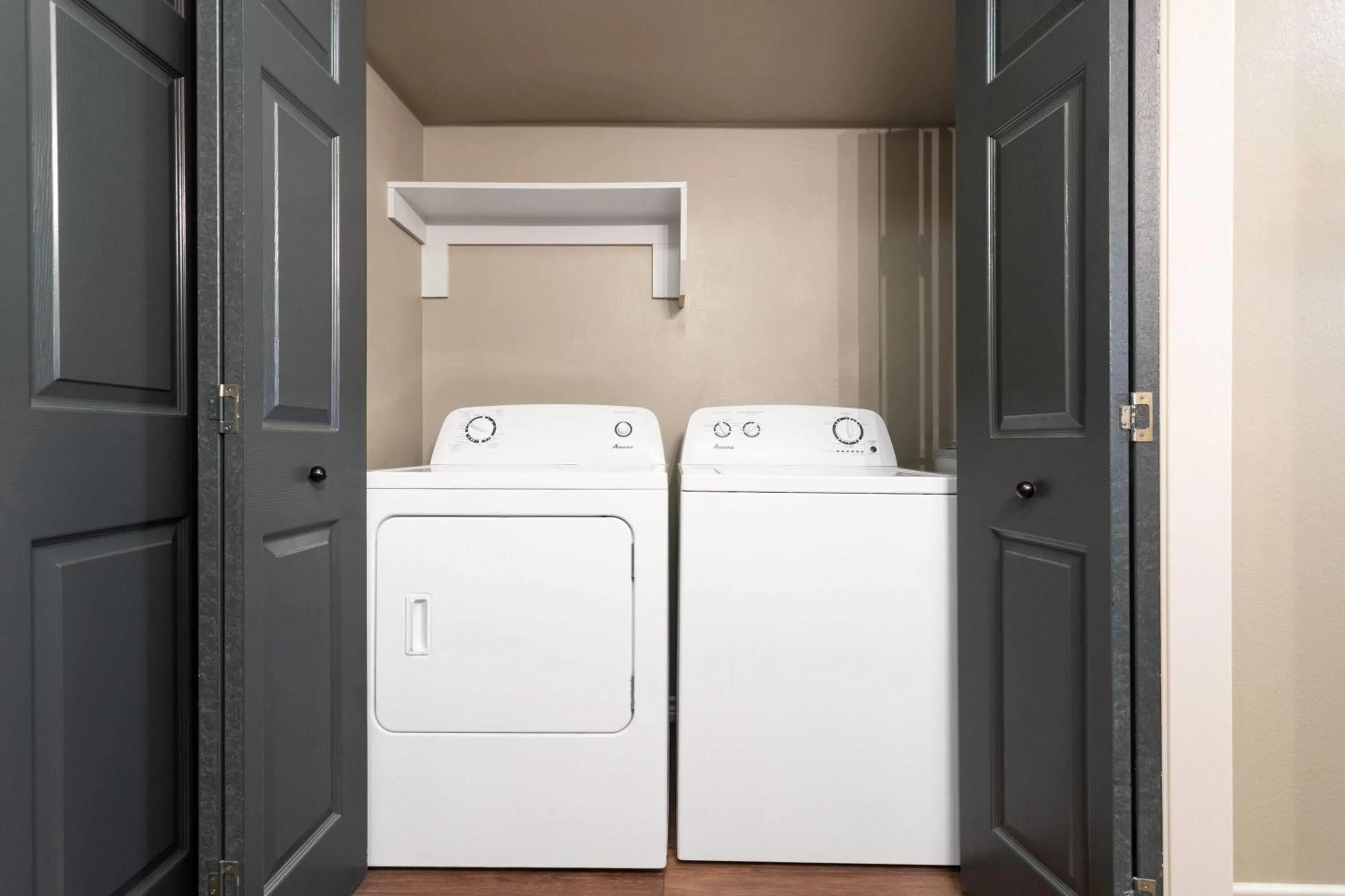 washing machine in Eagle's Den Suites Carrizo Springs a Travelodge by Wyndham