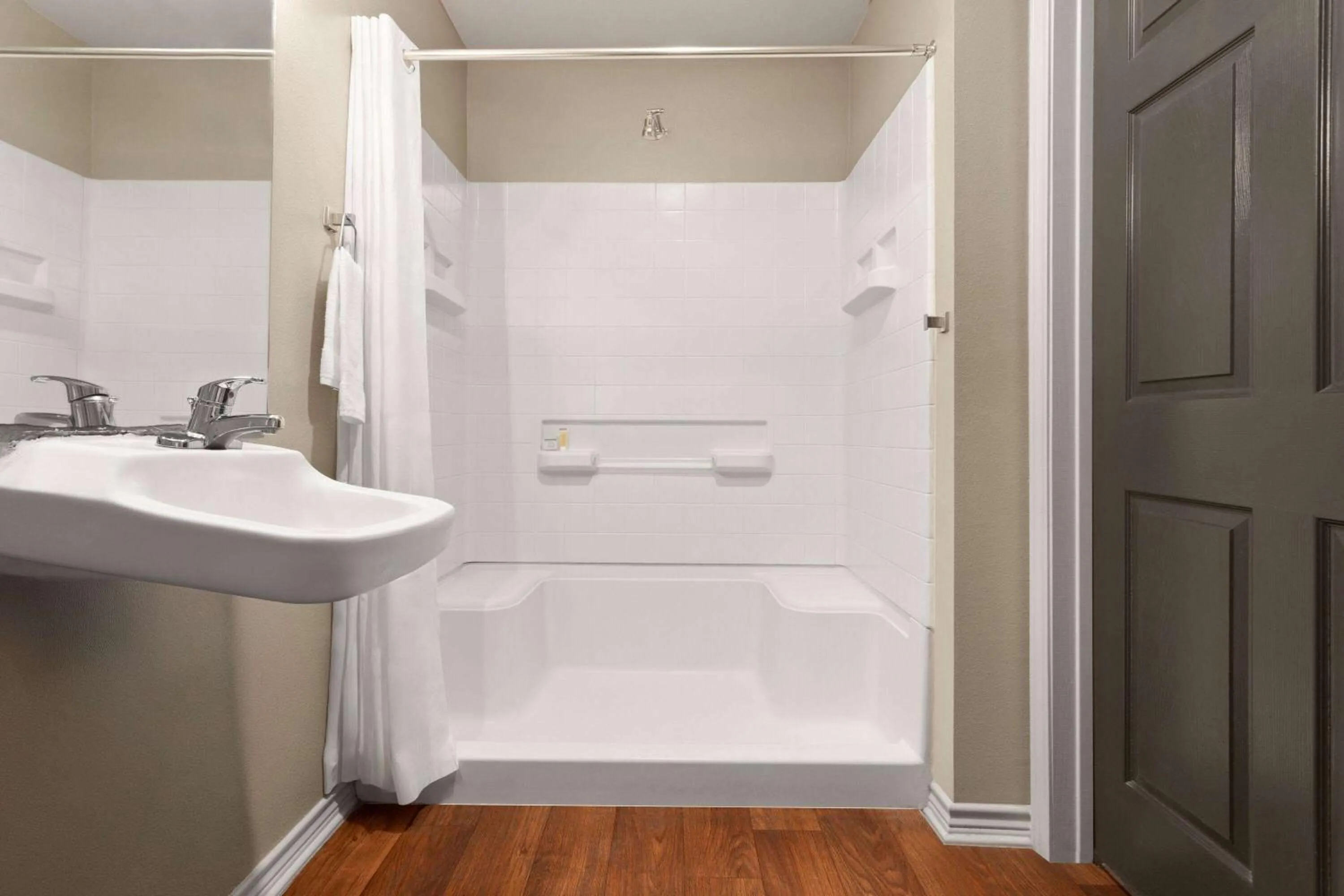 Shower in Eagle's Den Suites Cotulla a Travelodge by Wyndham